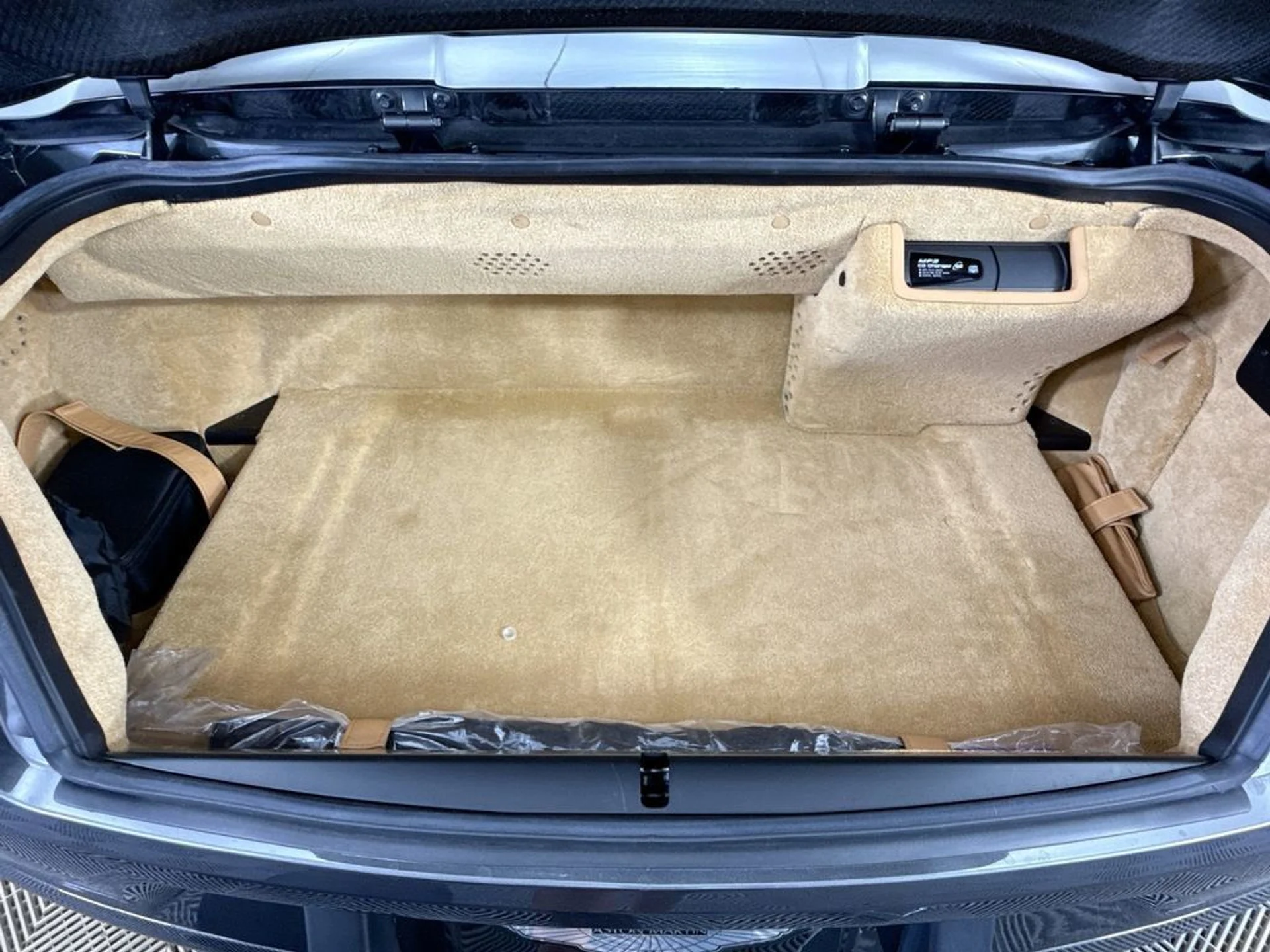 mph031_3493939117_used_2014_aston_martin_vanquish_2drvolante_8119_22995957_32_1024_2c307cbde0