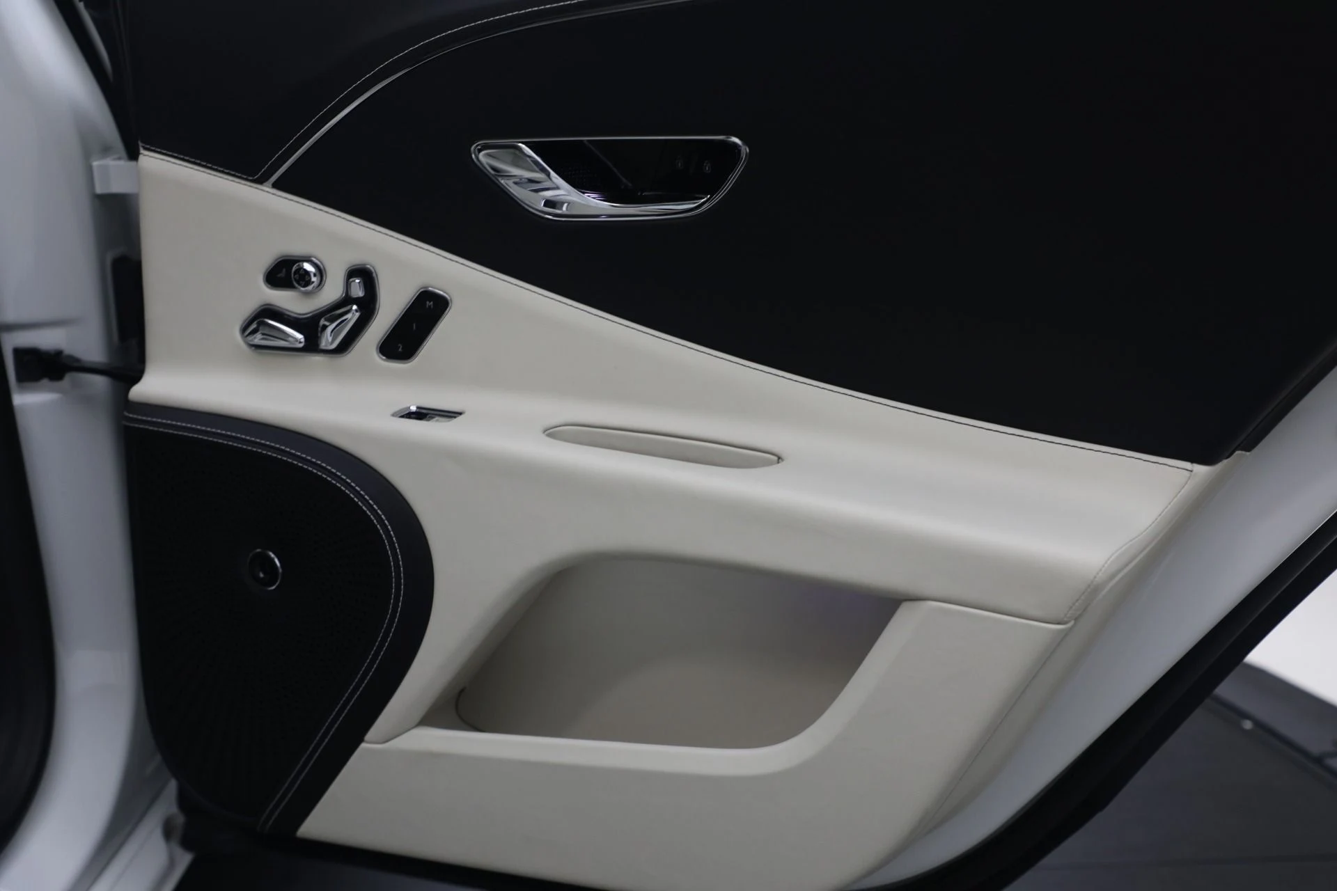 mph031_3495733333_Used_2024_Bentley_Flying_Spur_Hybrid_9cdc73bb8c