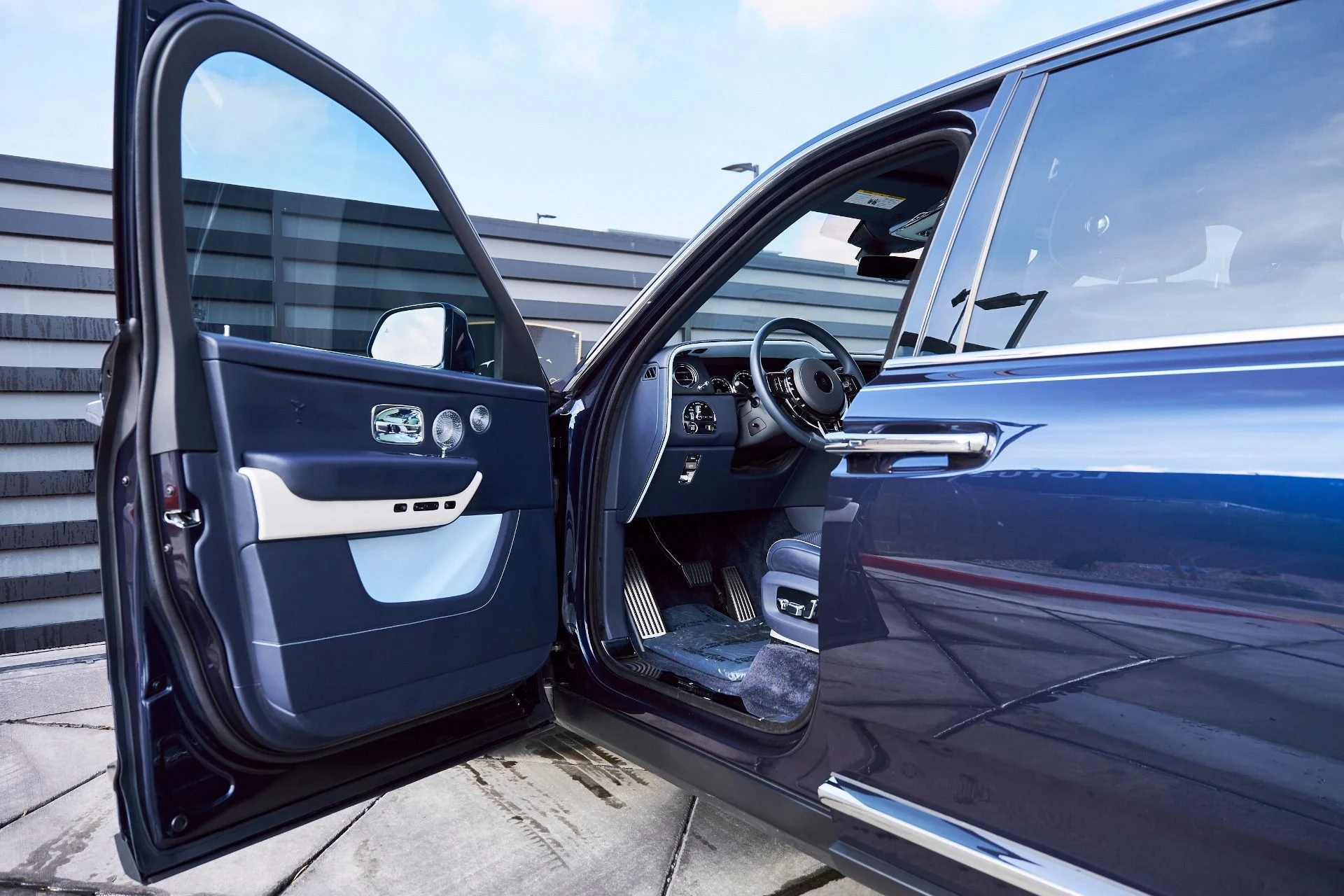 mph031_3502577057_Used_2022_Rolls_Royce_Cullinan_Base_1767400087_d2d15d0ff5