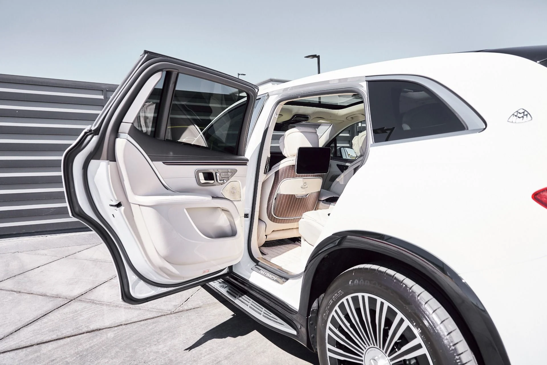 mph031_3519616594_Used_2025_Mercedes_Benz_EQS_Maybach_EQS_680_1773365791_483ca9ffec