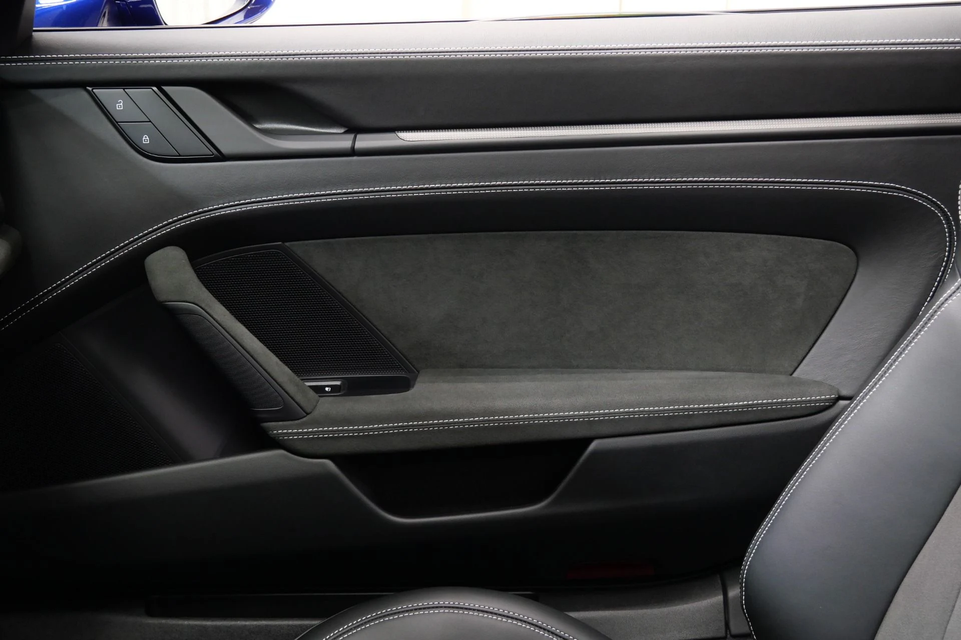 mph031_3541018106_Used_2023_Porsche_911_Targa_4_GTS_1761682285_c567b3f7ff