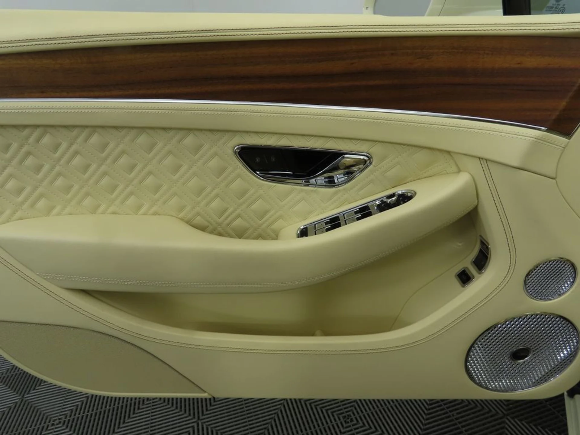 mph031_3569541174_used_2022_bentley_continental_gtmullinerconvertible_8119_22887196_32_1024_9c8dd85985