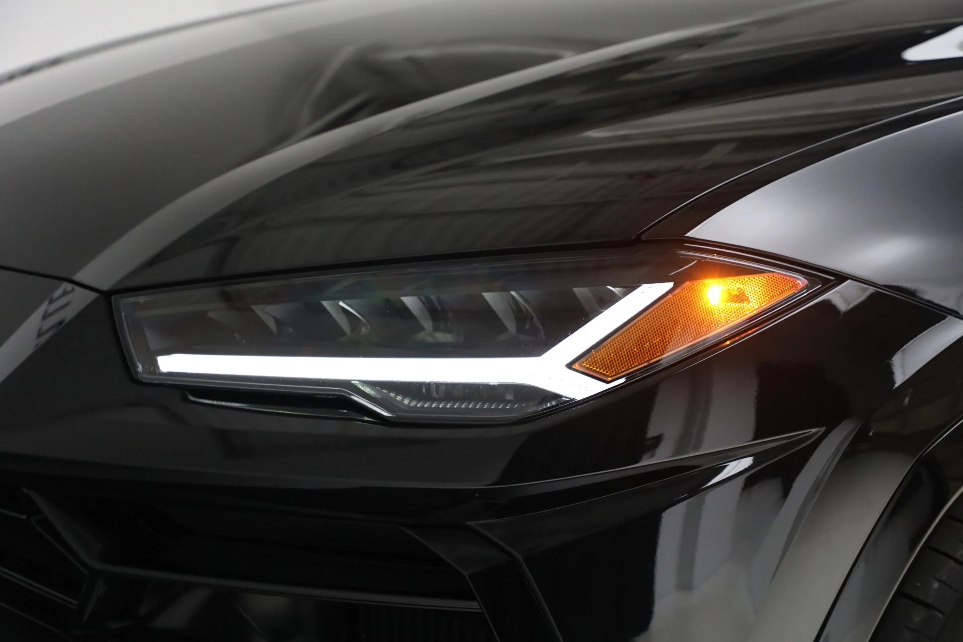 mph031_3586079346_Used_2022_Lamborghini_Urus_1761597990_788c493055