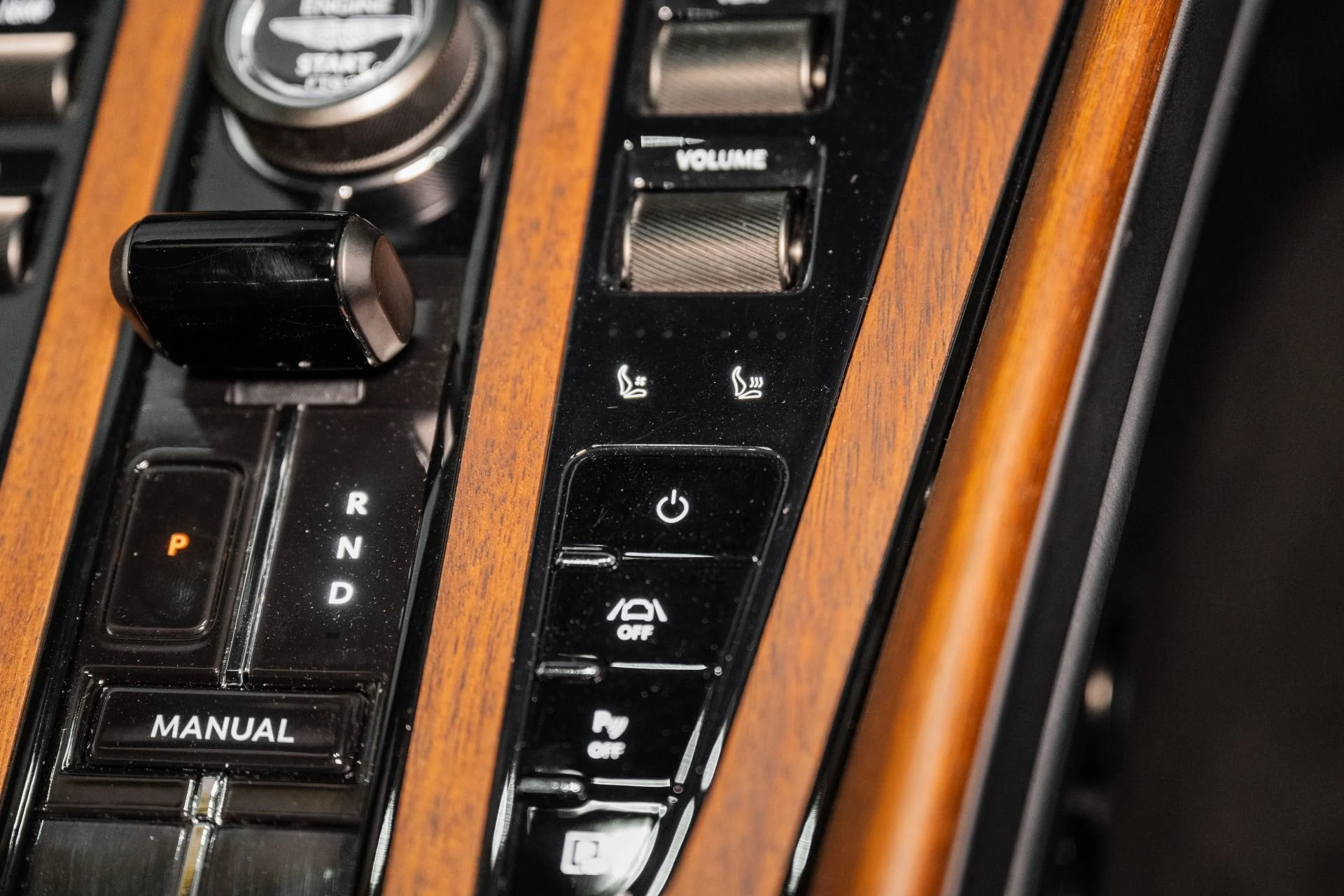 mph031_3598548214_Used_2024_Aston_Martin_DB_12_Coupe_1761150102_daf9f6f55a