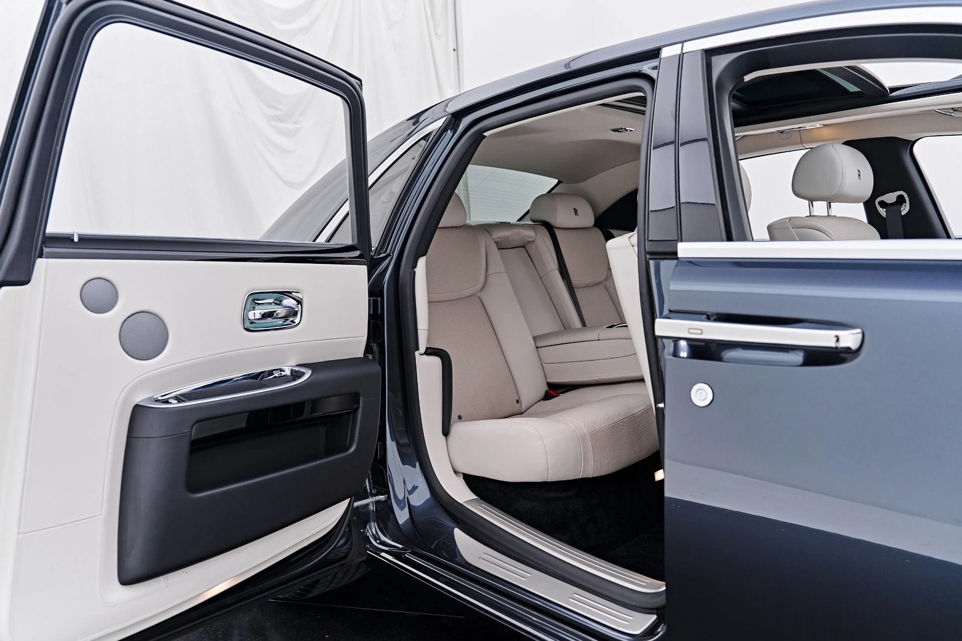 mph031_3606987468_Used_2016_Rolls_Royce_Ghost_Base_1791332994_de9d306c8d