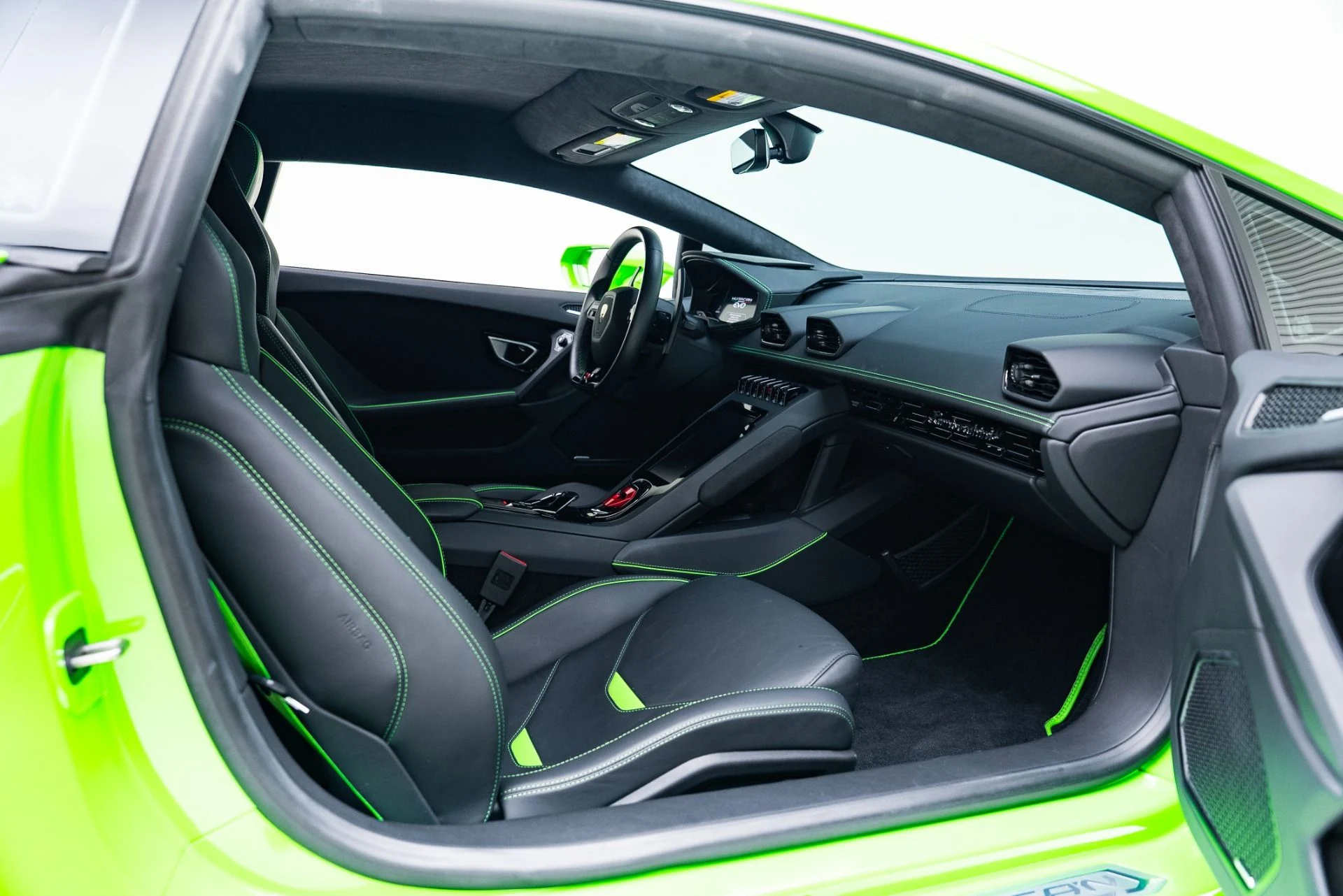 mph031_3607490853_Used_2023_Lamborghini_Huracan_EVO_1765473014_ac50329f29