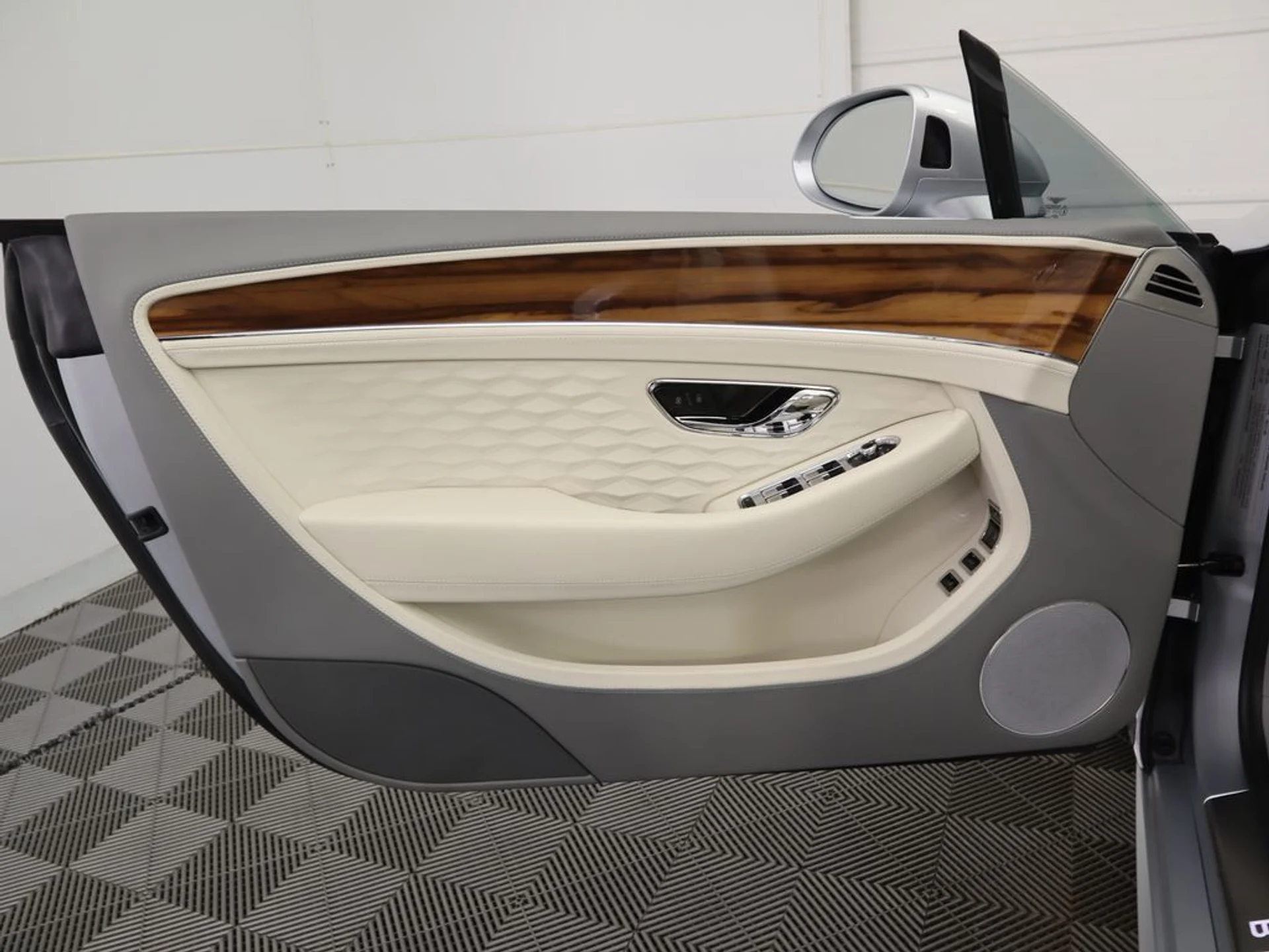 mph031_3636092352_used_2025_bentley_continental_gtspeedconvertible_8119_22974147_32_1024_c4010ddf51