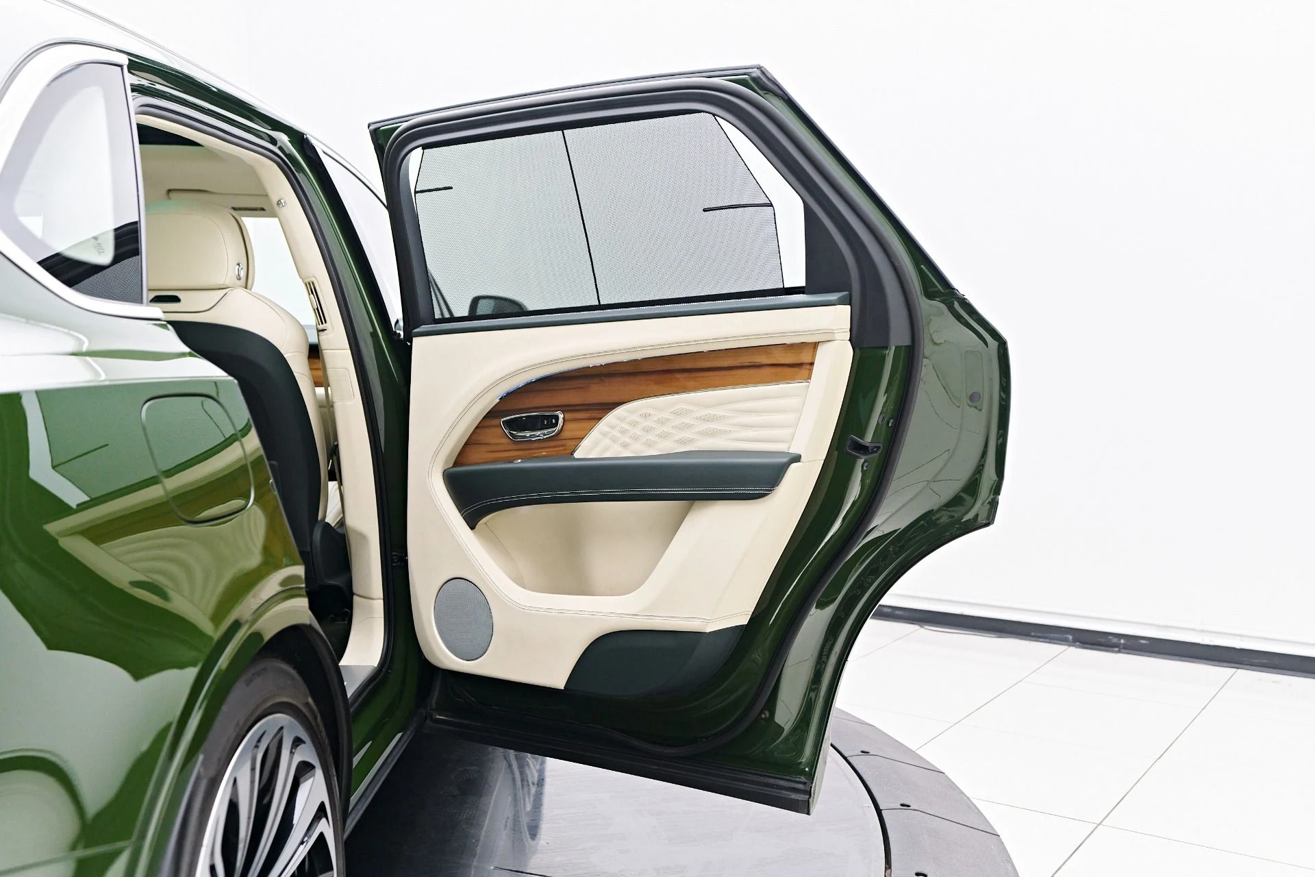 mph031_3661610475_Used_2023_Bentley_Bentayga_EWB_1754782618_915c77304f