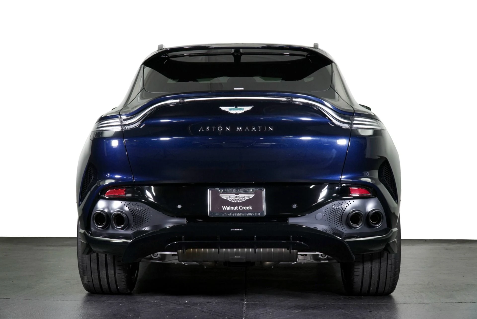 mph031_3675774400_New_2026_Aston_Martin_DBX_707_1769300415_62caa5e155