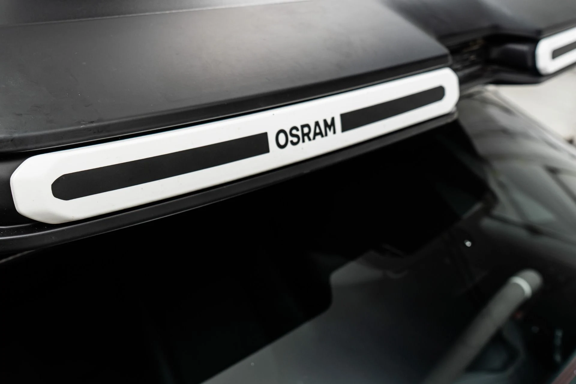 mph031_3707741299_Used_2024_Porsche_911_Dakar_Martini_Livery_Carbon_Roof_570_of_2500_1777055109_618e5b2408