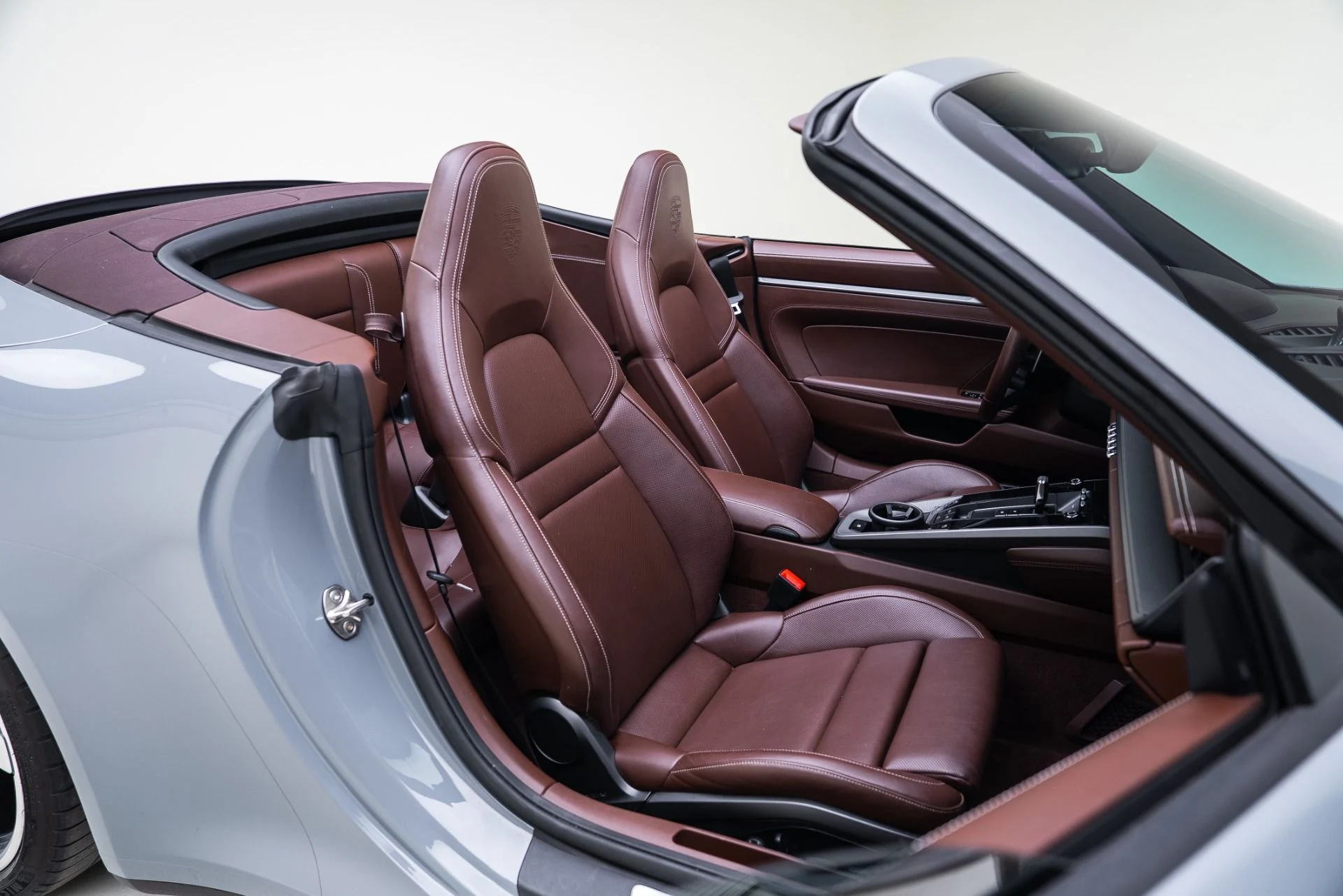 mph031_3718907306_Used_2024_Porsche_911_Carrera_1765496823_4ac6d50361