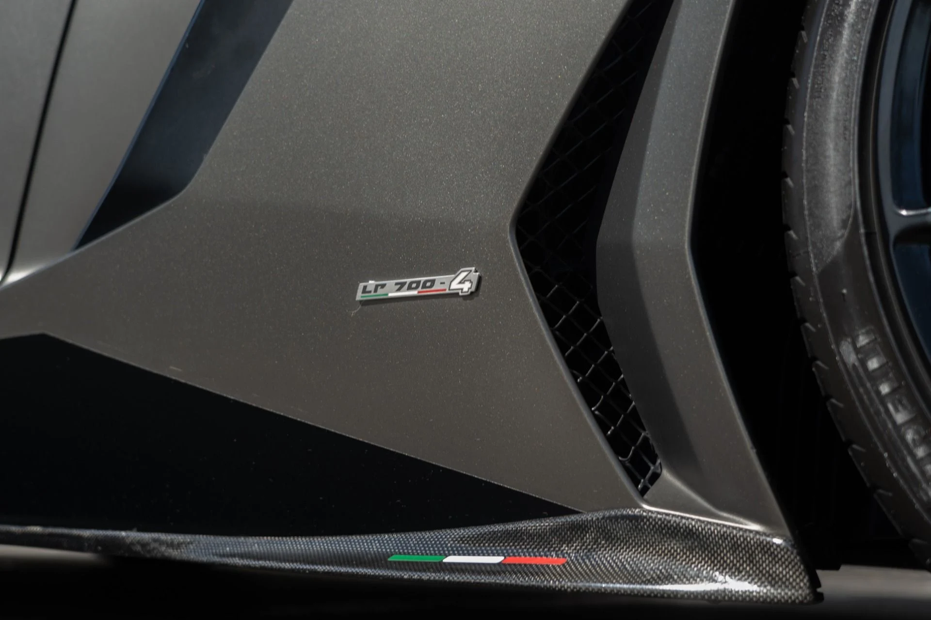 mph031_3731693501_Used_2015_Lamborghini_Aventador_LP_700_4_1765325757_ff01c95caf