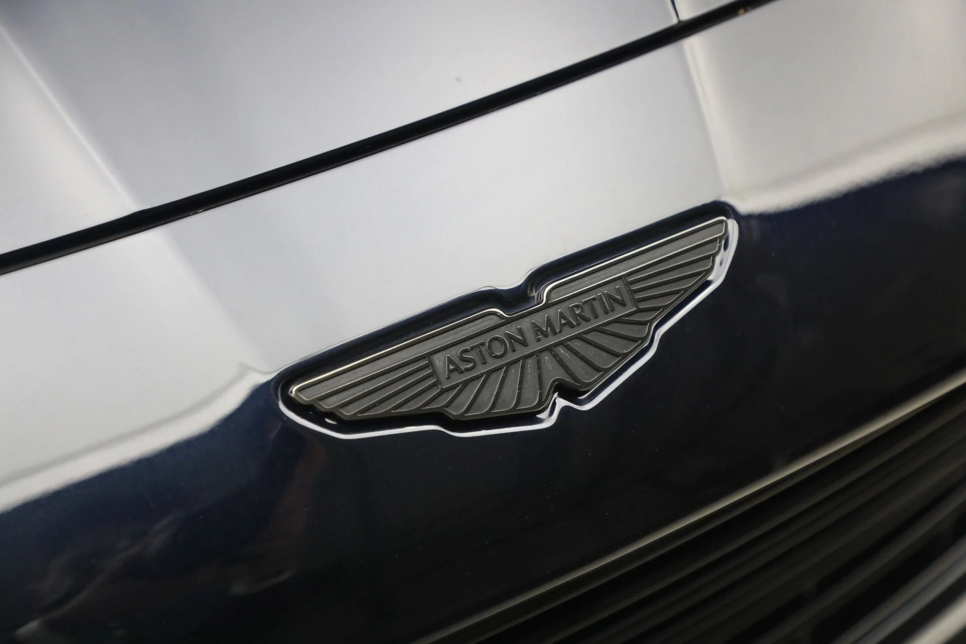 mph031_3732048221_Used_2025_Aston_Martin_Vanquish_1771024271_269ee86e1d