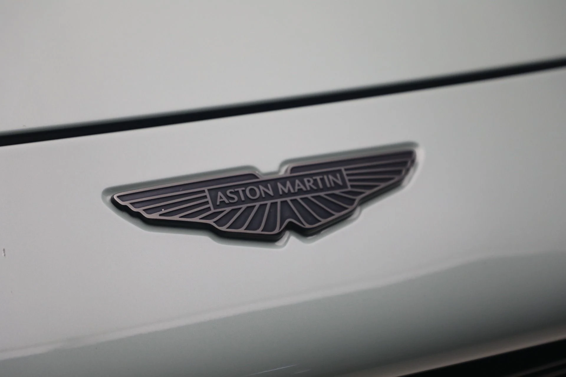 mph031_3748063149_Used_2025_Aston_Martin_DBX_707_1782571135_3546ced527