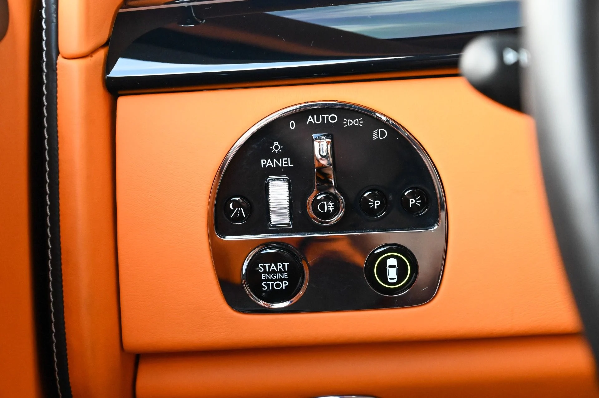mph031_3757529844_Used_2018_Rolls_Royce_Phantom_1746547284_9687036772
