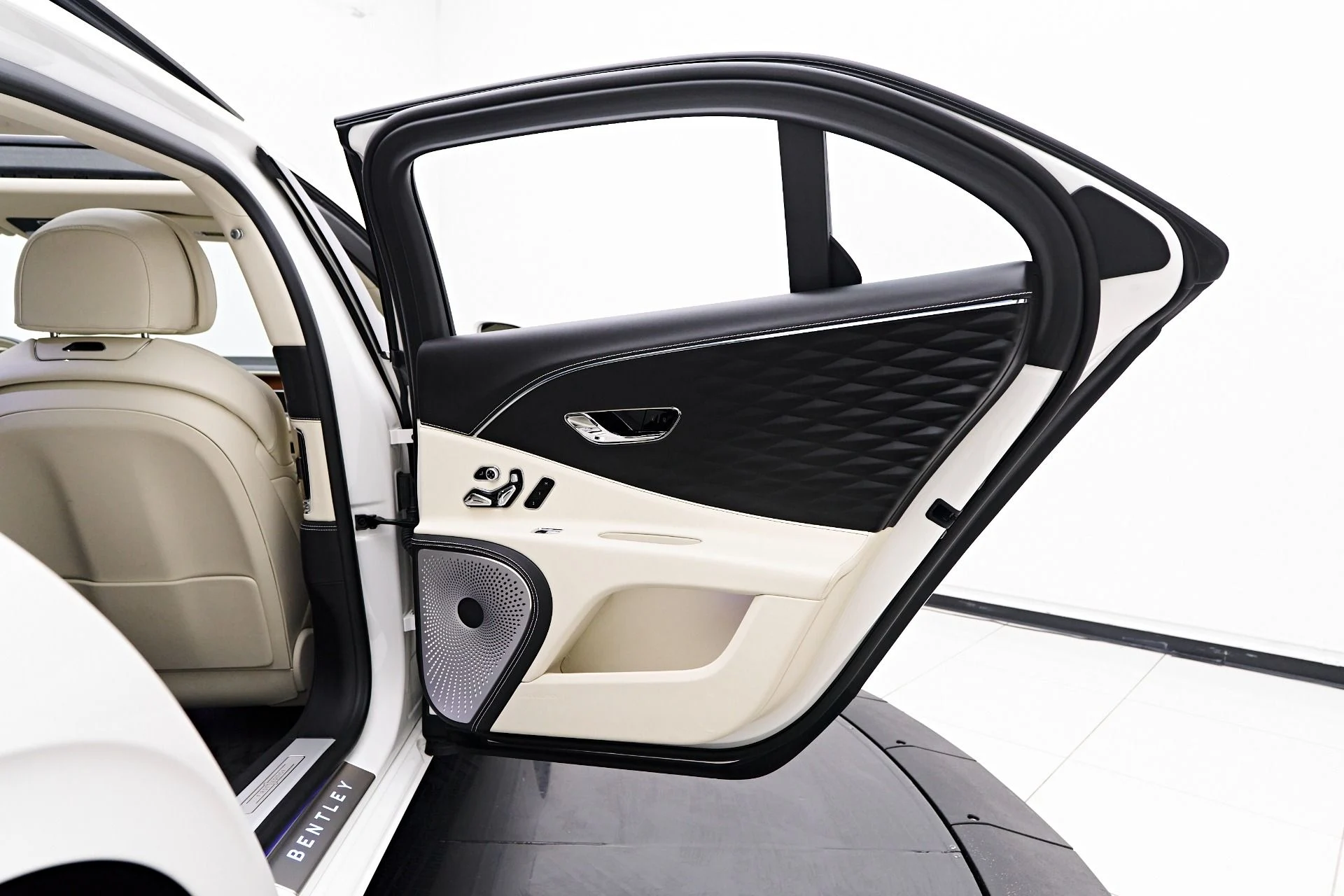 mph031_3766507221_Used_2021_Bentley_Flying_Spur_V8_1755391879_029c9d08d4