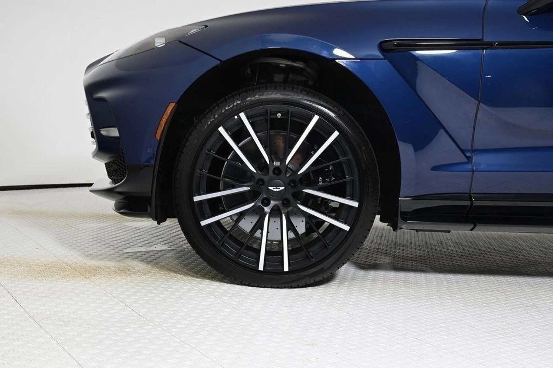 mph031_3779269636_new_2025_aston_martin_dbx_707awd_11350_22854869_31_1024_788a62f0cb