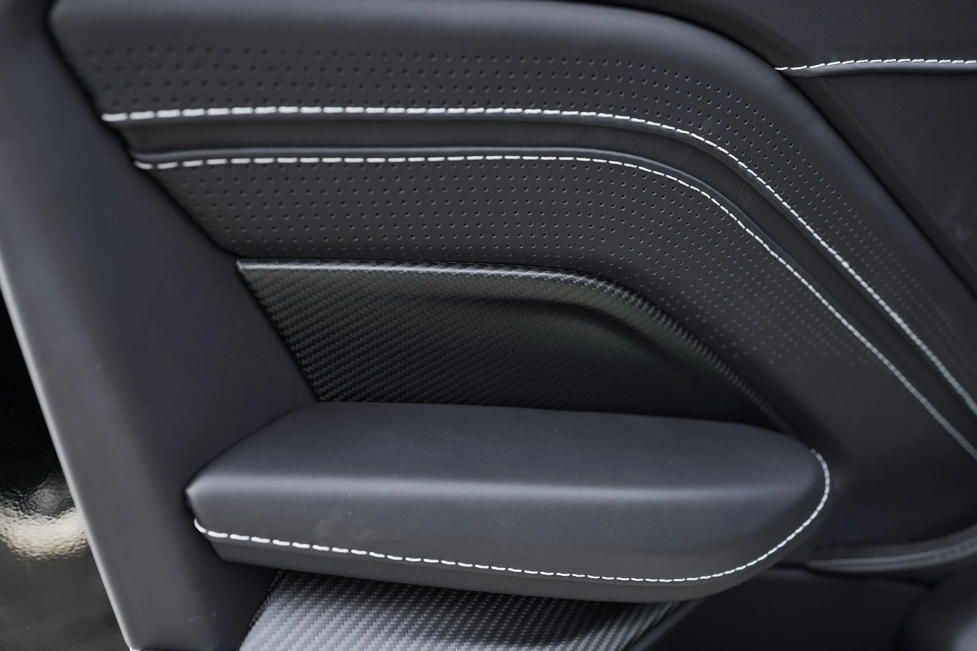 mph031_3784692510_Used_2023_Aston_Martin_Vantage_Base_1762913663_593515b219