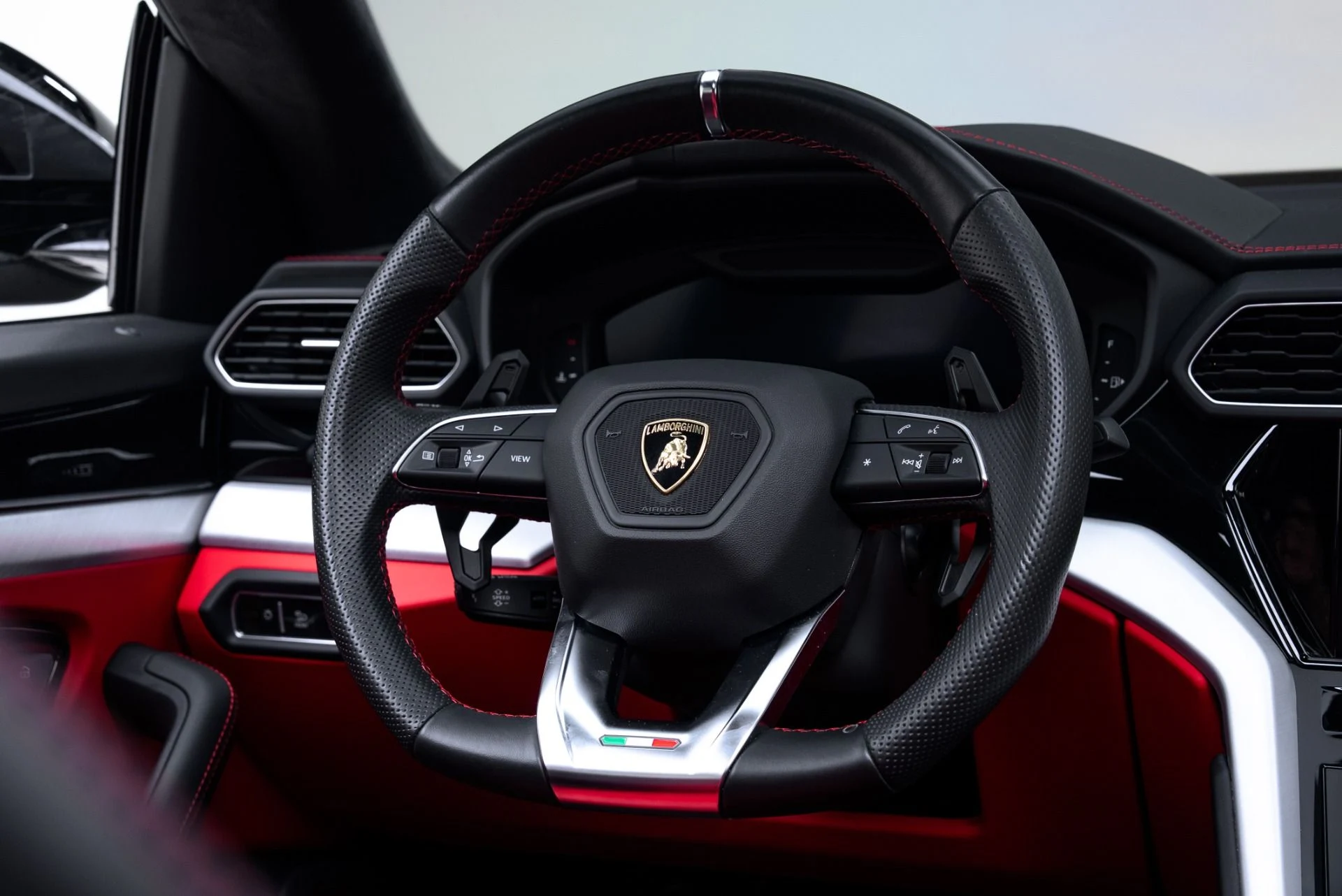 mph031_3792451347_Used_2021_Lamborghini_Urus_1775759137_3c36d70599