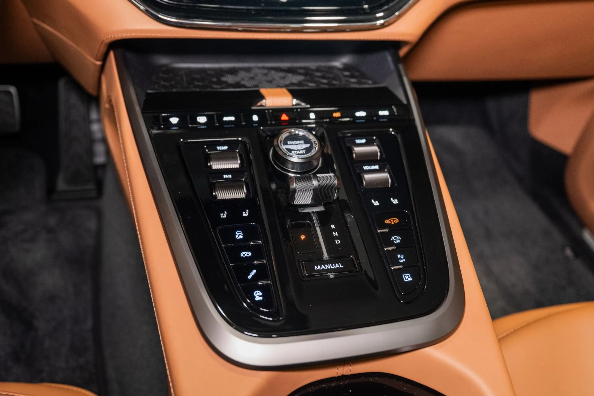 mph031_3805810616_New_2026_Aston_Martin_DBX_707_1765214112_5b6ea01799