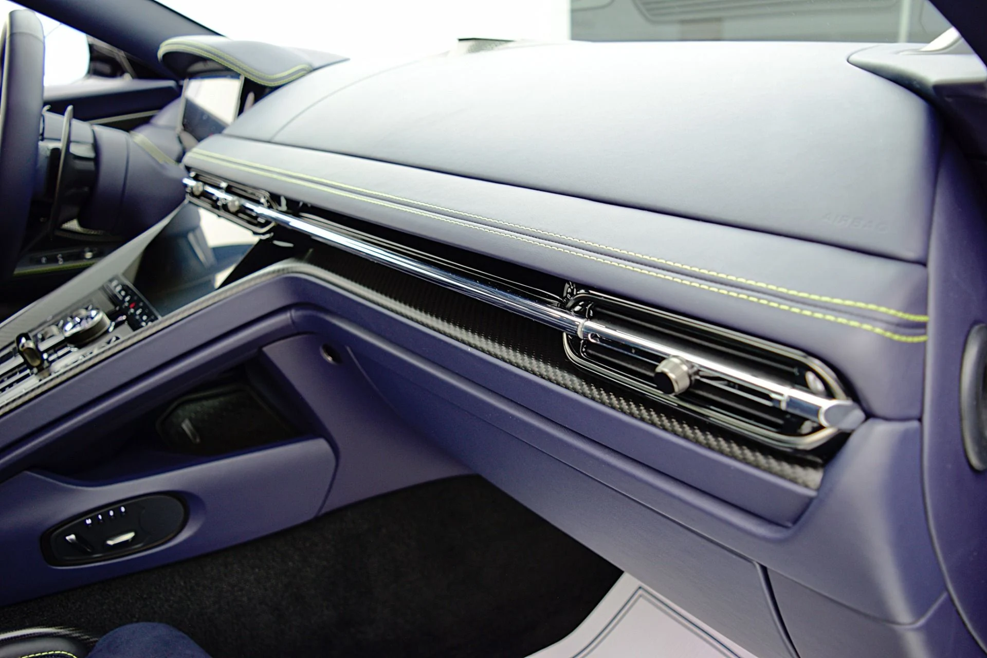 mph031_3811787957_Used_2024_Aston_Martin_DB_12_Coupe_4201876486