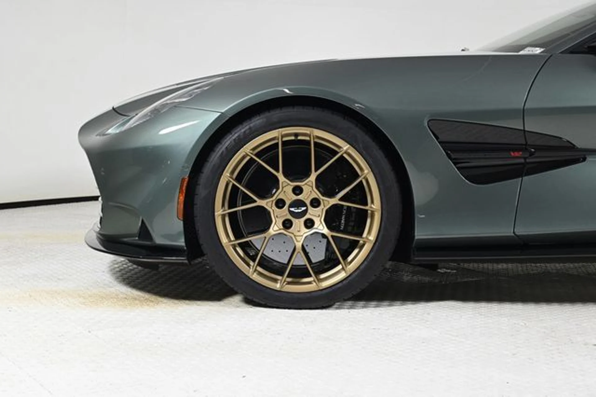 mph031_3817260994_new_2025_aston_martin_vanquish_coupe_11350_22897480_31_640_e65353dc09