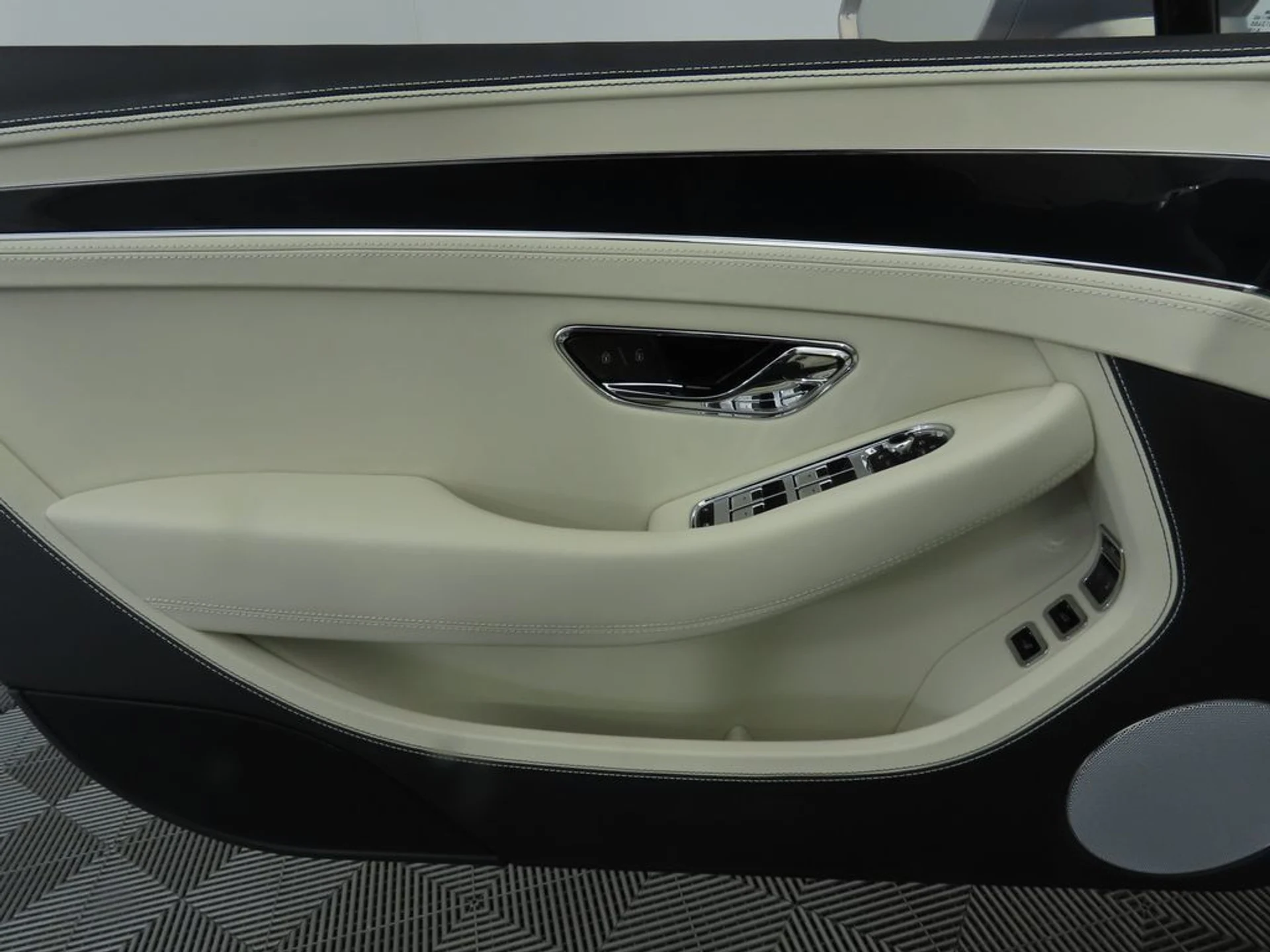 mph031_3845040730_new_2025_bentley_continental_gtblackeditionconvertible_8119_22910189_32_1024_2af8bdd31d