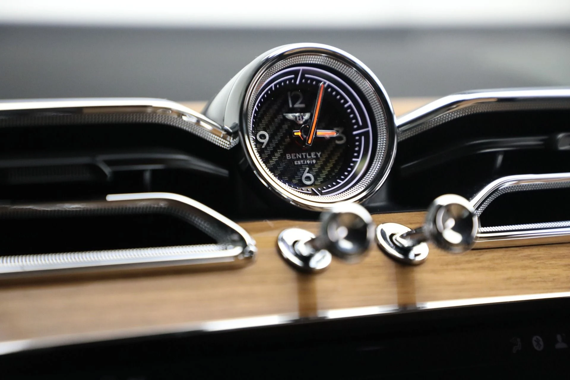 mph031_38675011_New_2025_Bentley_Bentayga_V8_f464fe09fc