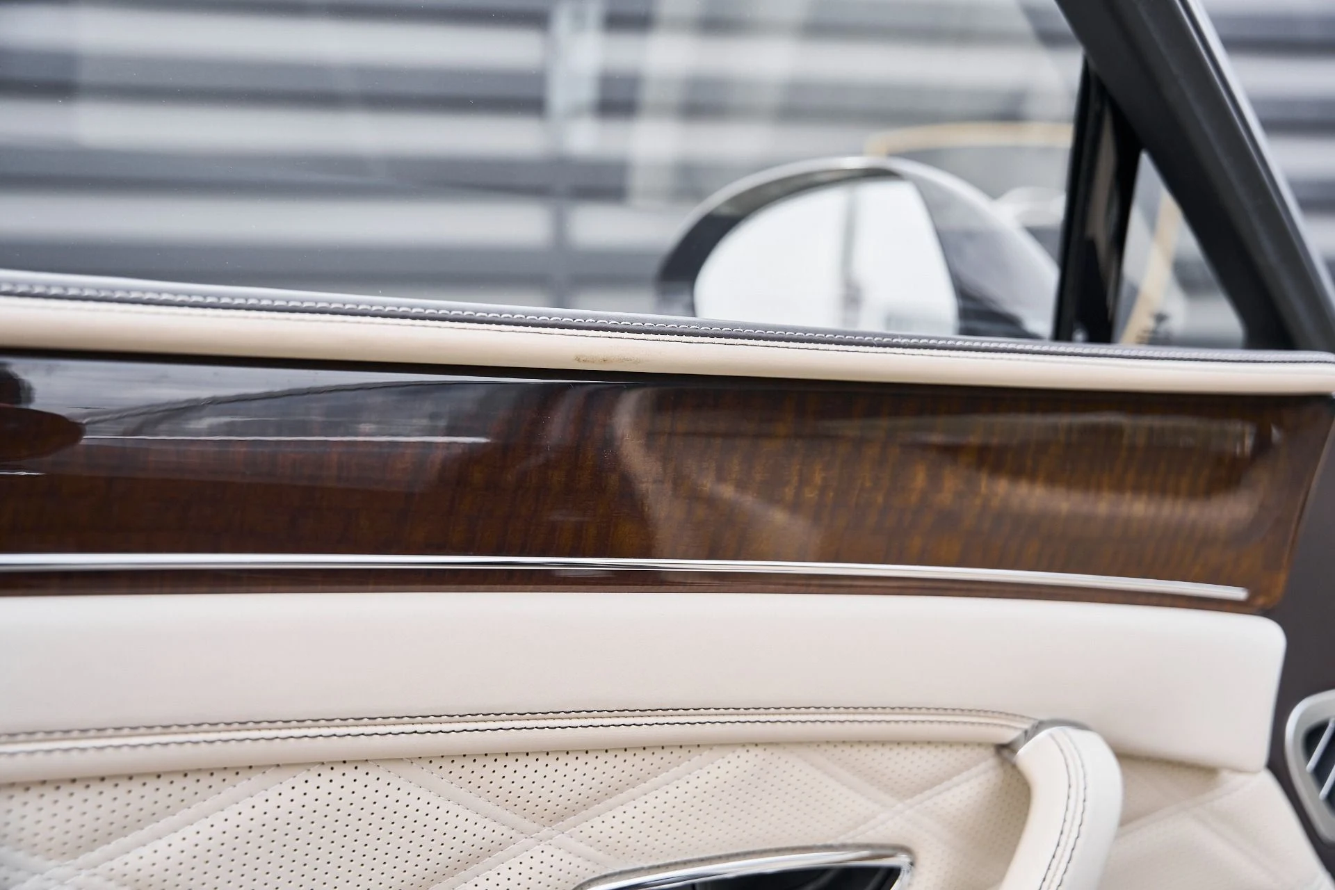 mph031_3896347424_Used_2015_Bentley_Flying_Spur_V8_1769278348_4ca66d408c