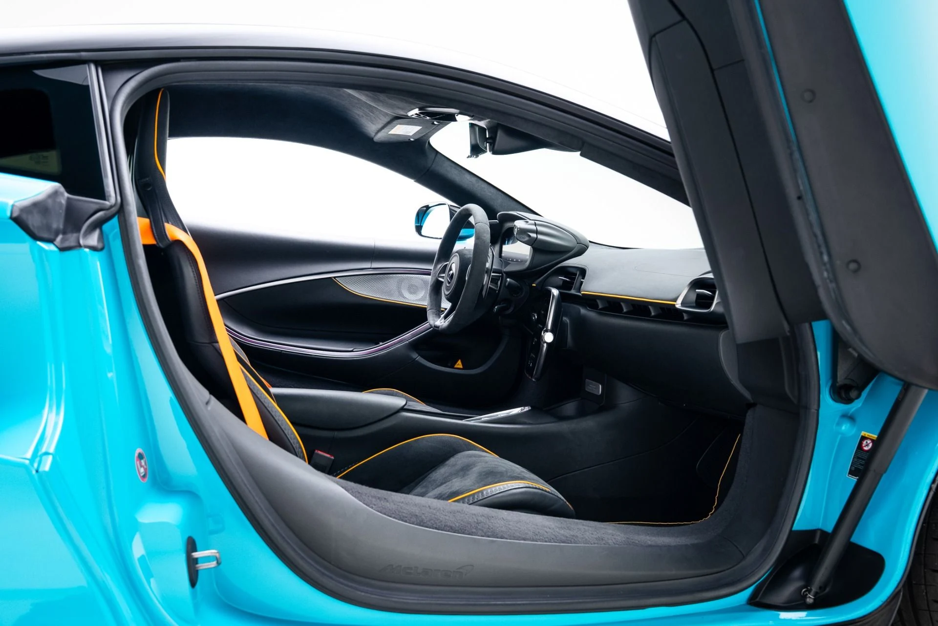 mph031_3912142702_Used_2023_Mc_Laren_Artura_1770682323_8c0b432ed4