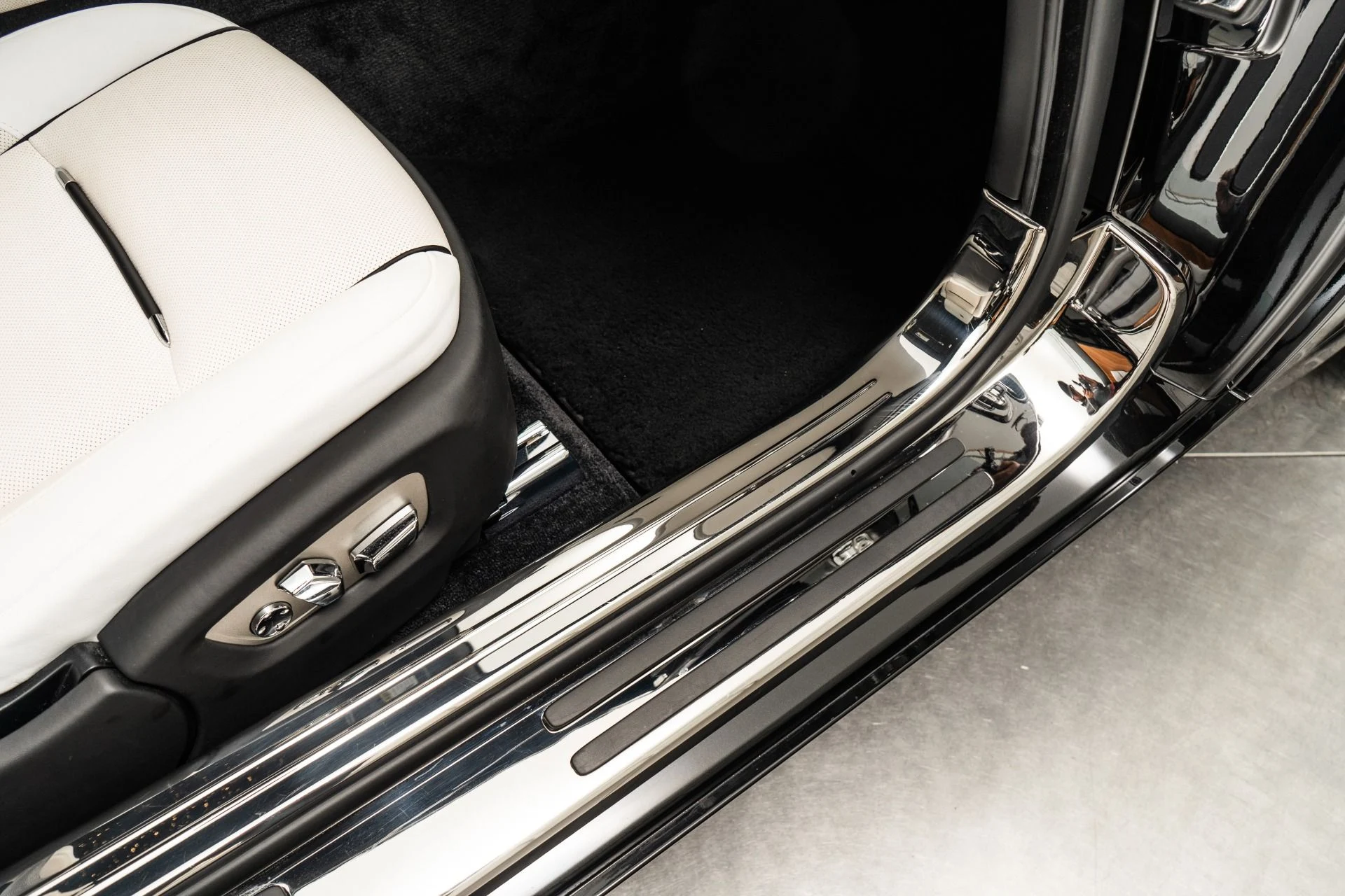 mph031_3953303252_Used_2016_Rolls_Royce_Wraith_1759423730_82f27002f2