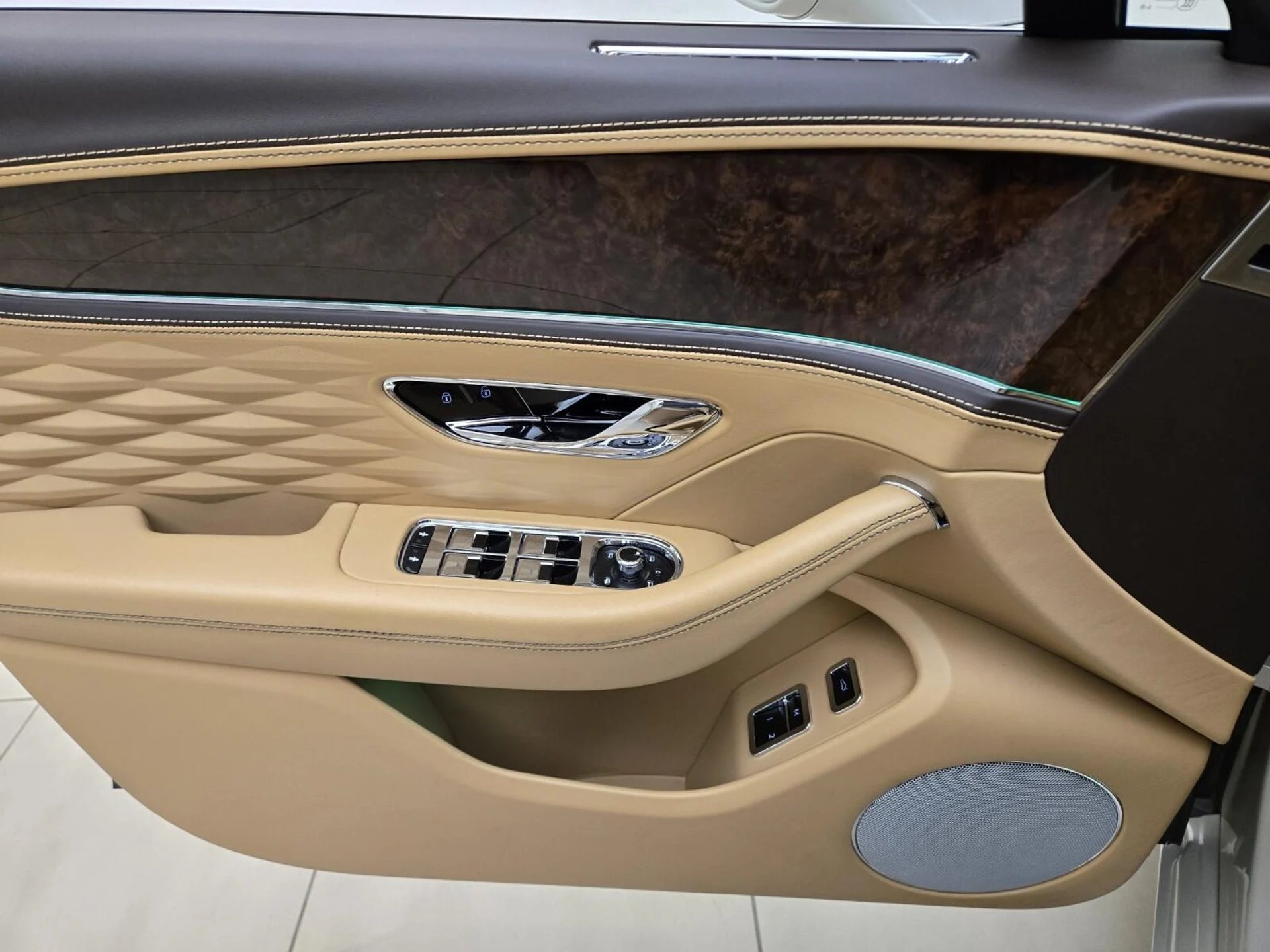 mph031_3977066048_Used_2022_Bentley_Flying_Spur_V8_1767077531_2932751ff1