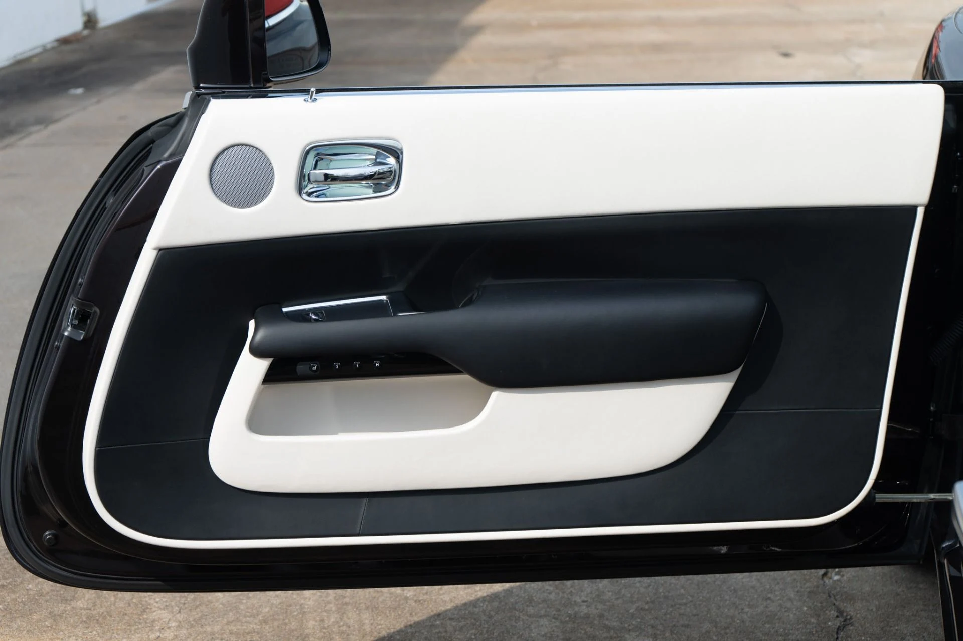 mph031_3994285523_Used_2017_Rolls_Royce_Dawn_1771784248_8d5417fab6