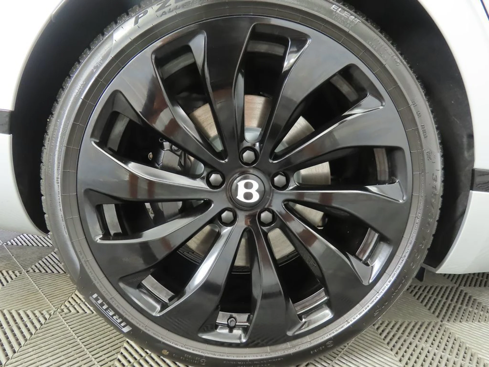 mph031_3999935583_new_2025_bentley_flying_spur_blackeditionsedan_8119_22910536_32_1024_b03e0fbcd7