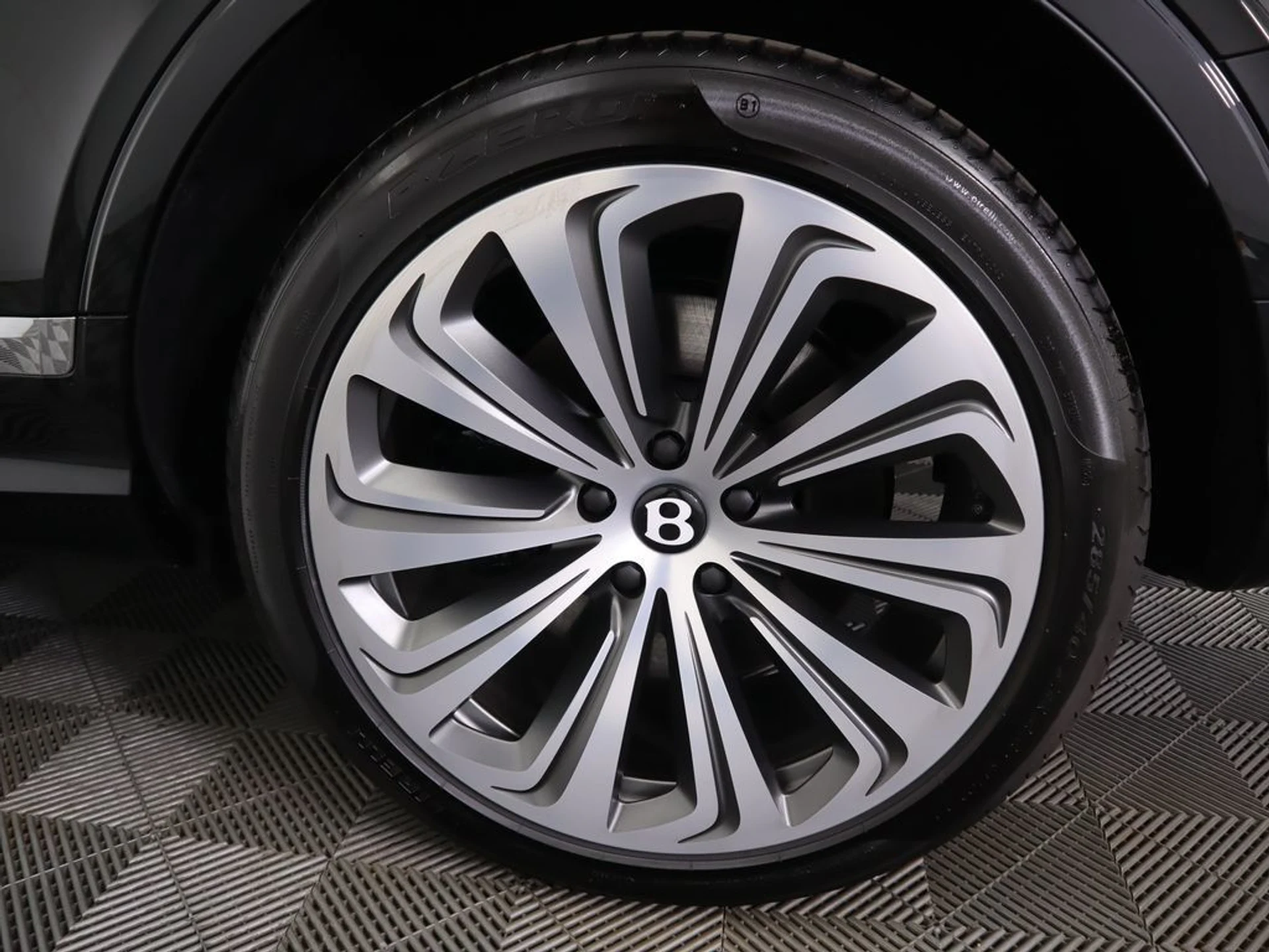 mph031_4043558135_new_2025_bentley_bentayga_v8awd_8119_22910537_32_1024_bb25ccaae5