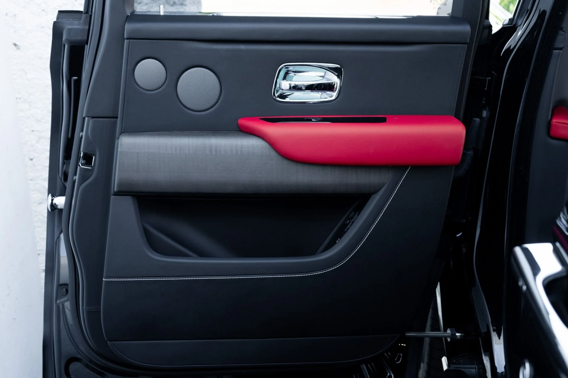 mph031_406140761_Used_2023_Rolls_Royce_Cullinan_1765314803_bad50c9ebe