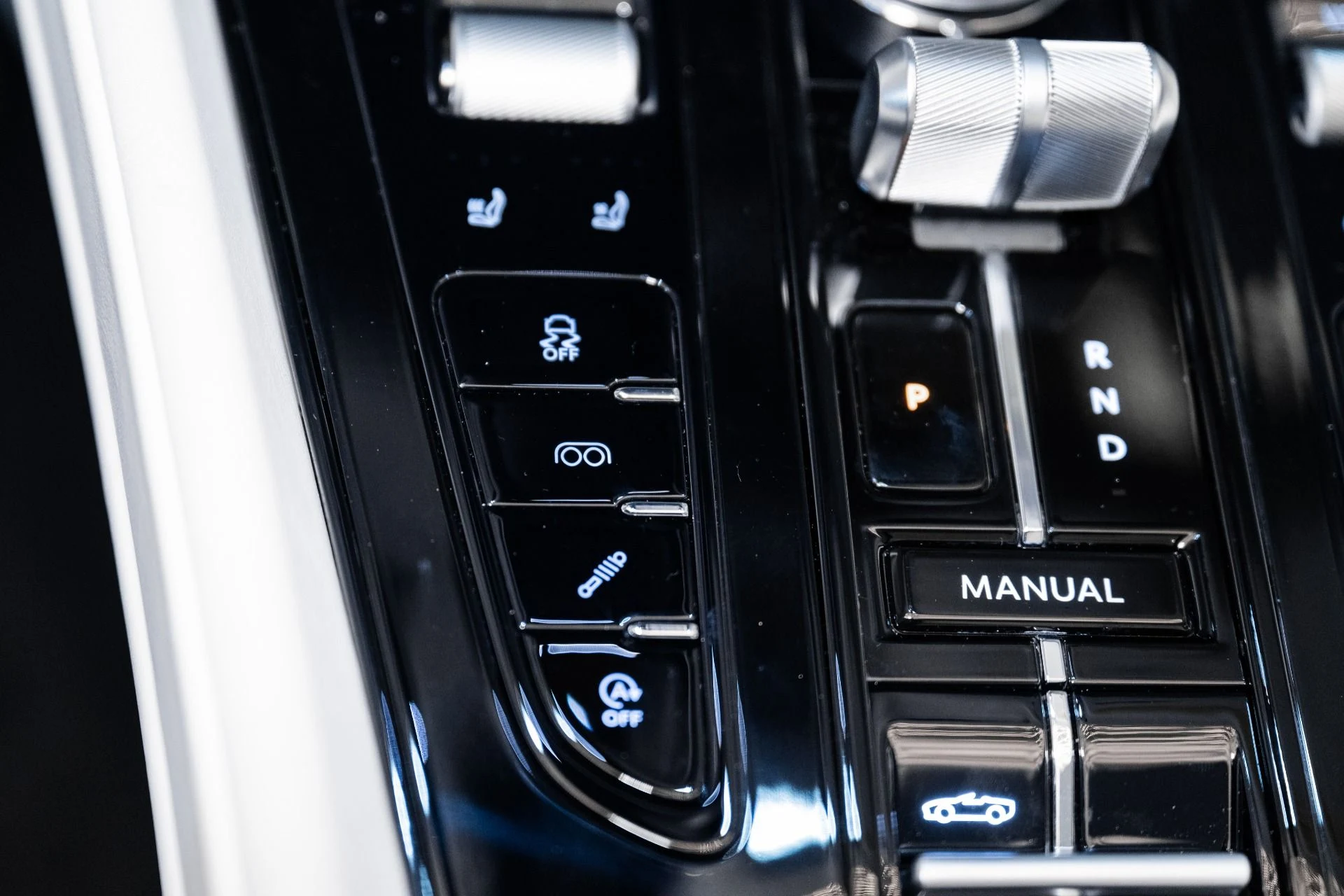 mph031_4072331296_Used_2025_Aston_Martin_DB_12_Volante_1741214270_4d4864bfd0