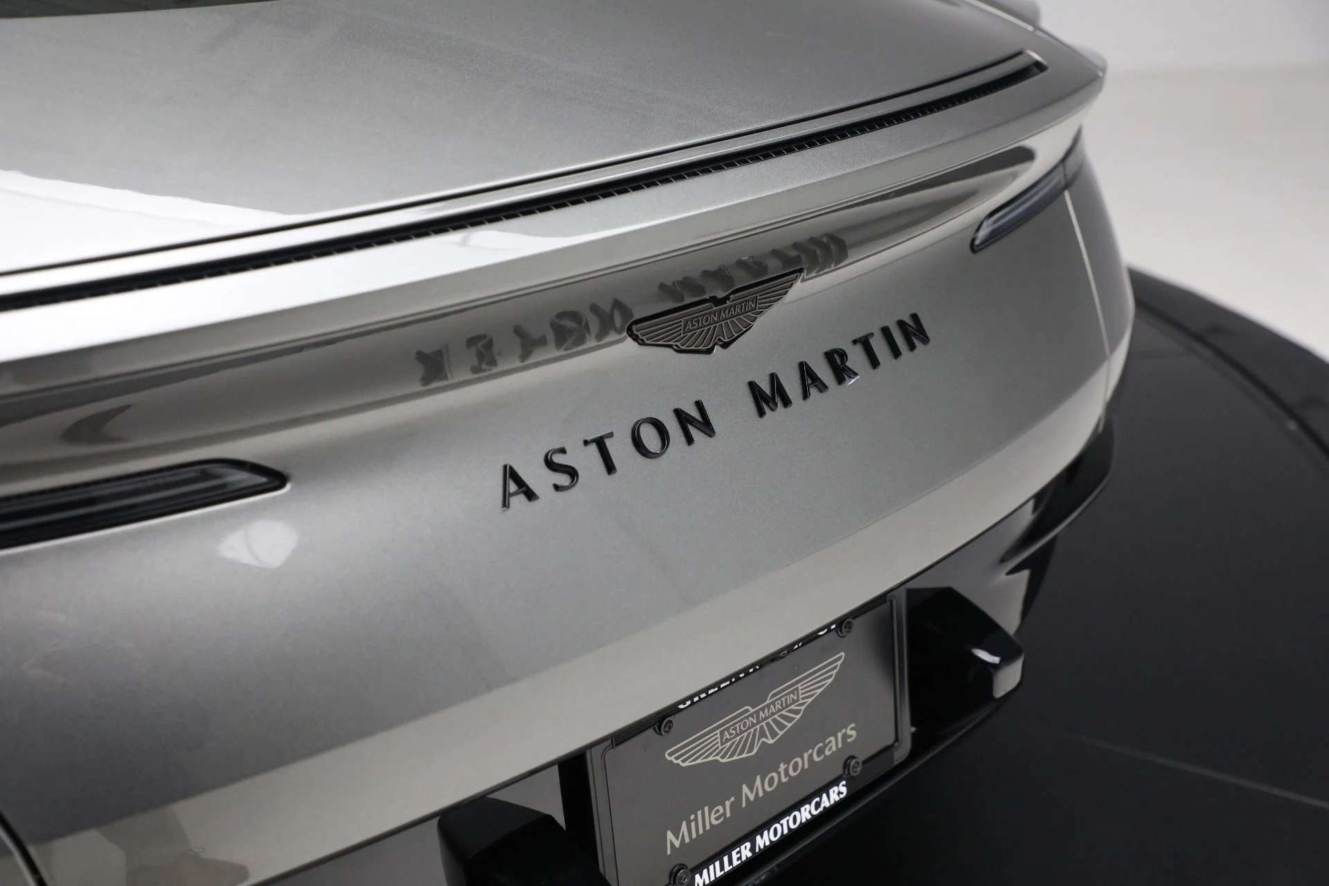 mph031_4096768039_Used_2025_Aston_Martin_DB_12_V8_1735241817_8bad8ba2df