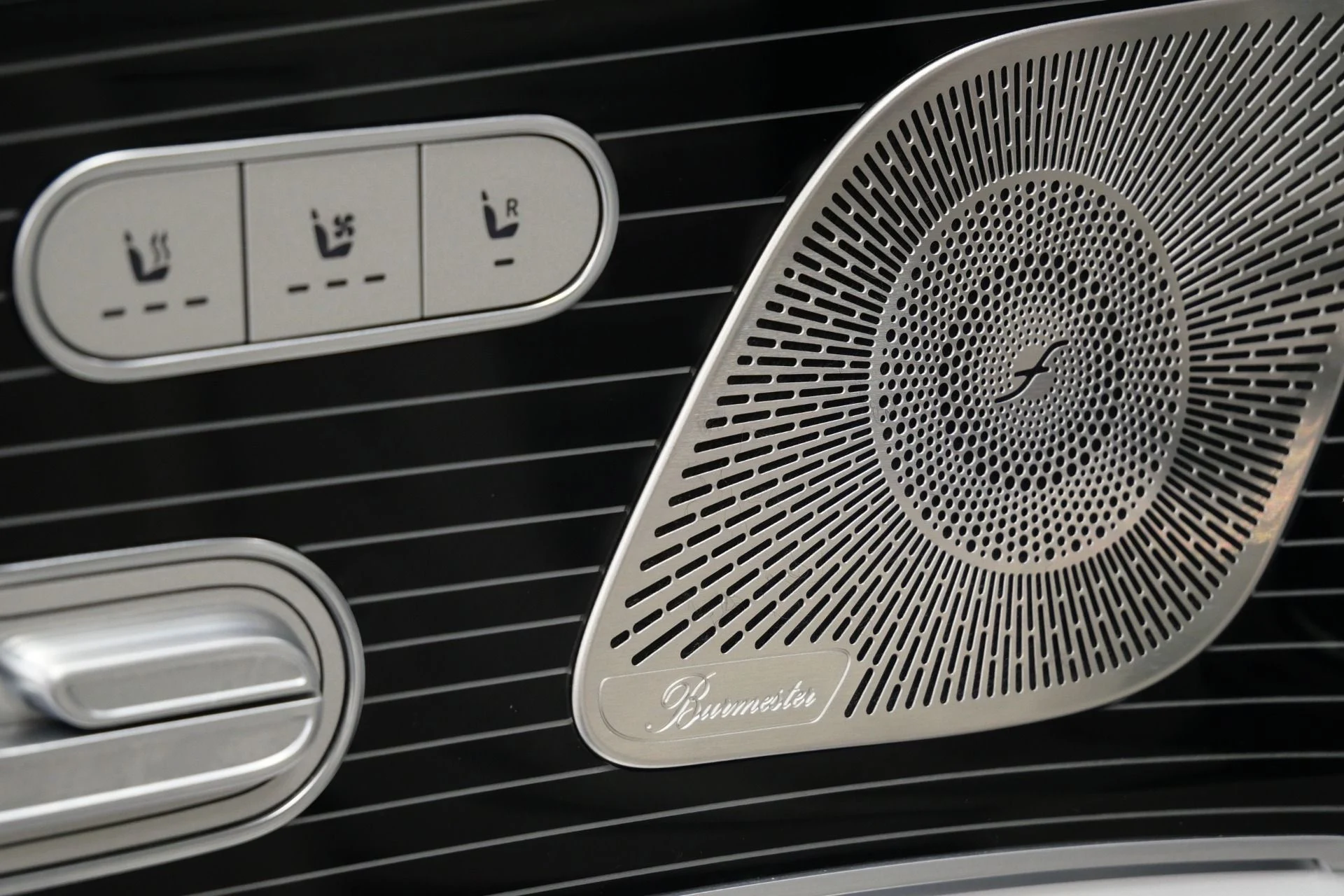 mph031_4168904866_Used_2024_Mercedes_Benz_Maybach_GLS_600_4_MATIC_Factory_Two_Tone_paint_Polished_Wheels_Loaded_1774374618_be10bcb0bd