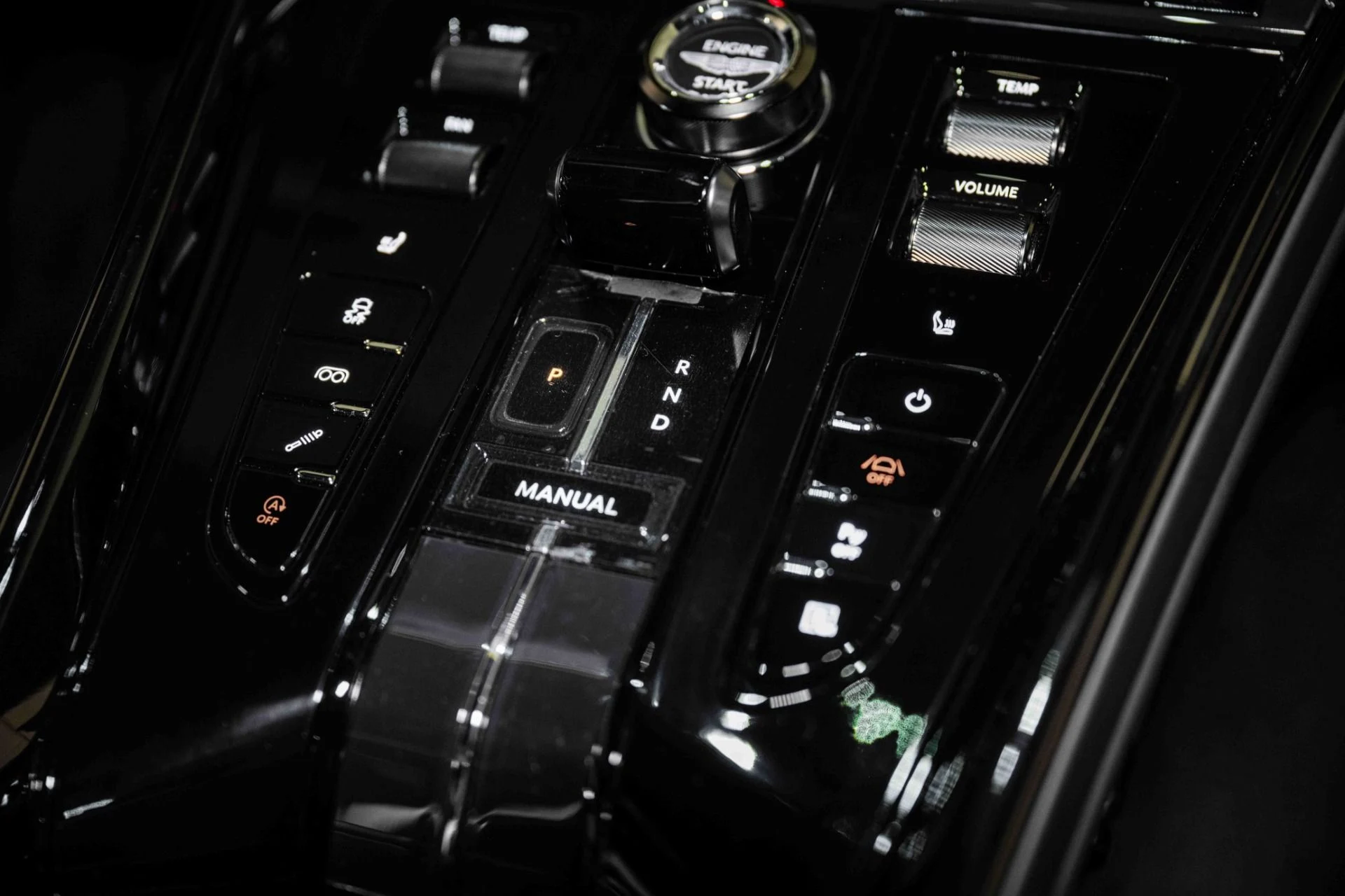 mph031_4183707978_Used_2025_Aston_Martin_DB_12_Coupe_1724764100_a49d9e363b