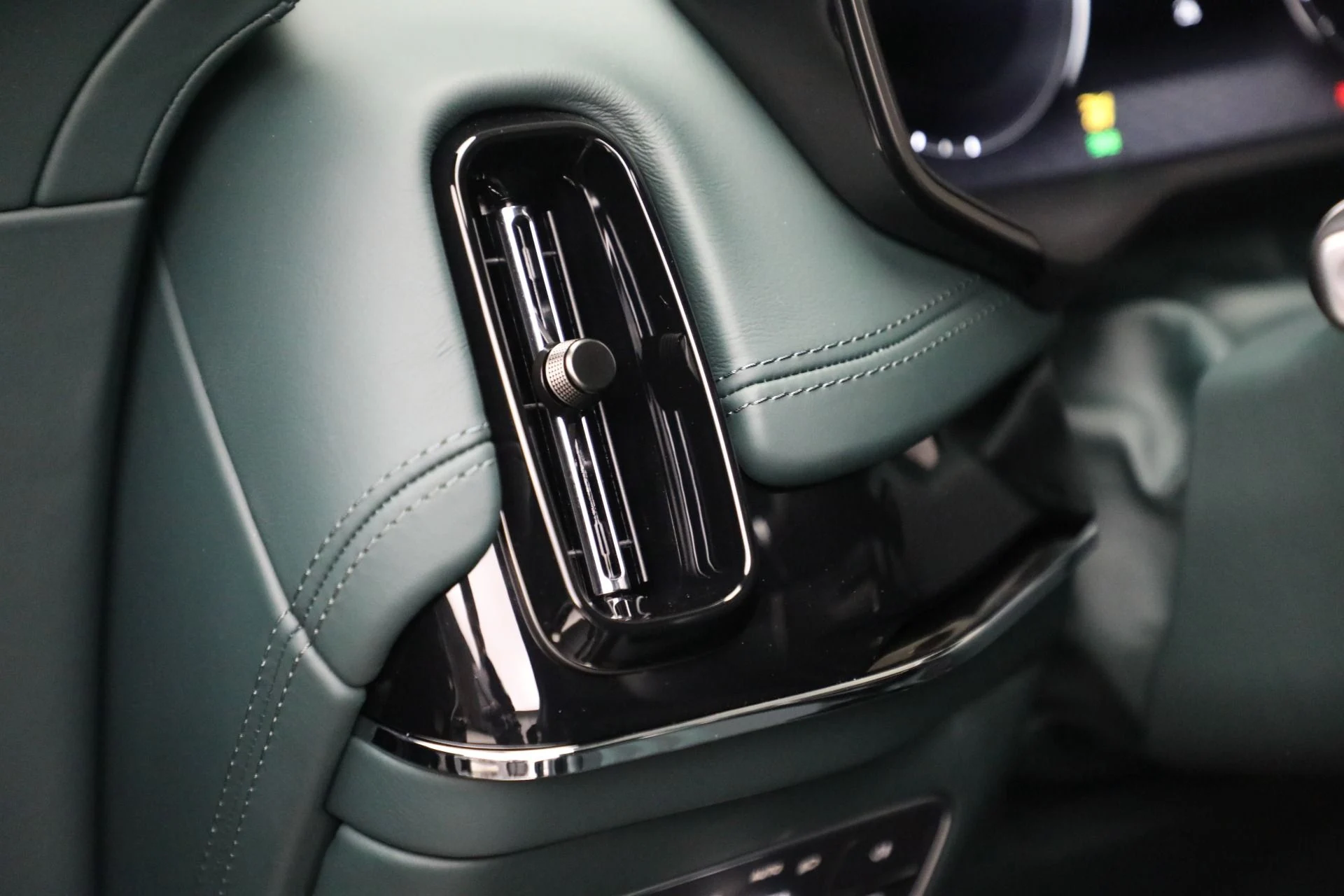 mph031_4187367222_New_2025_Aston_Martin_DBX_707_87f586c84b