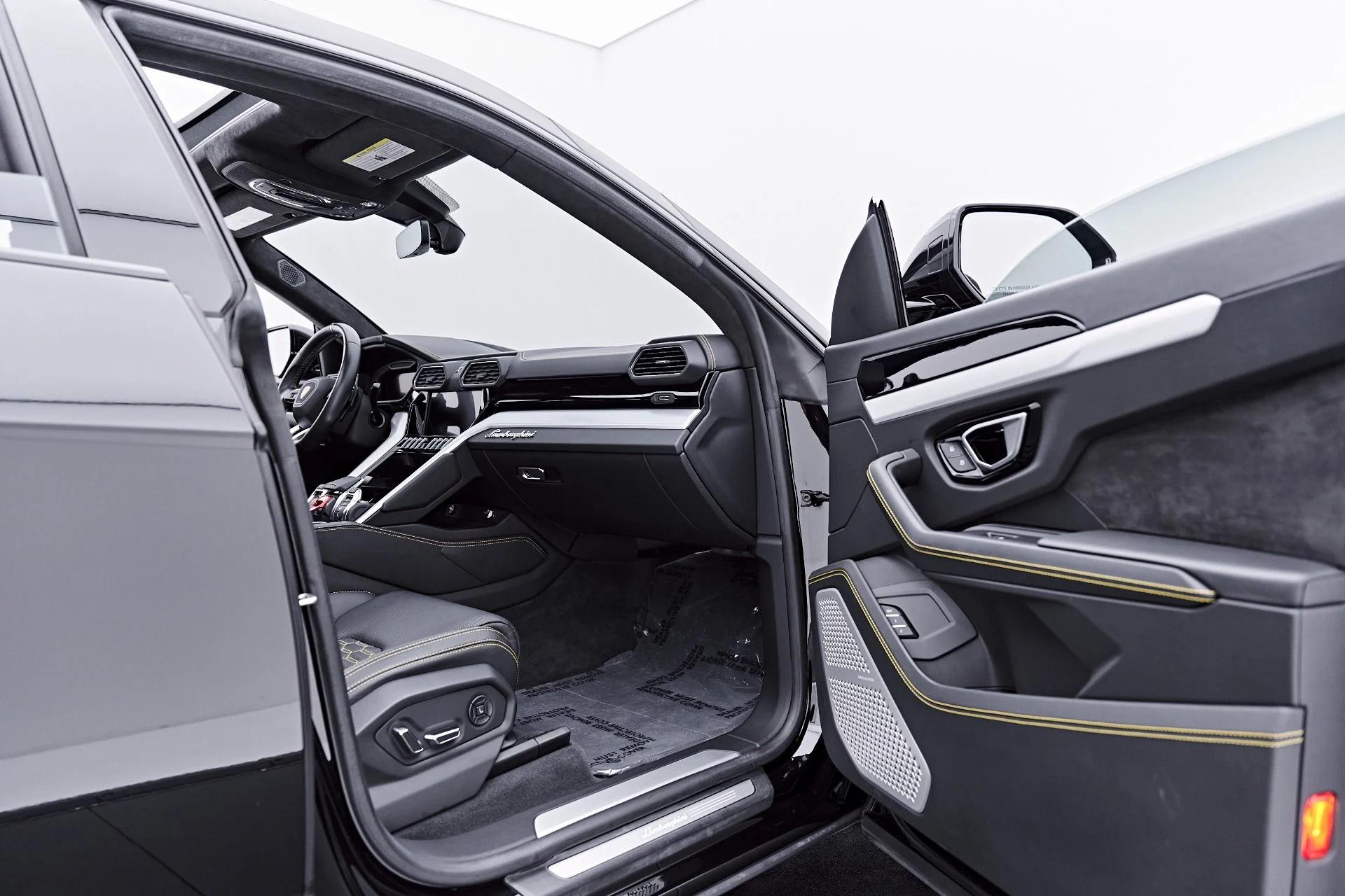 mph031_4218542117_Used_2022_Lamborghini_Urus_Base_1785209702_93535ba030