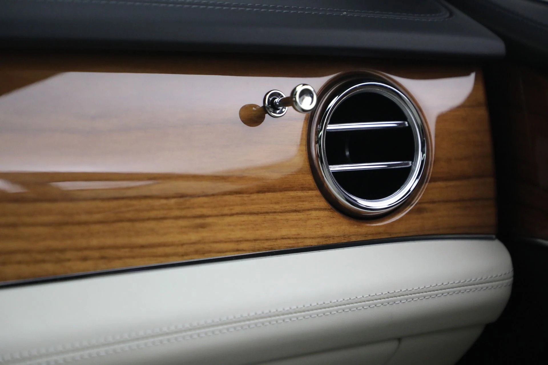 mph031_4233936177_Used_2023_Bentley_Bentayga_V8_1770421584_c7a0da9a66