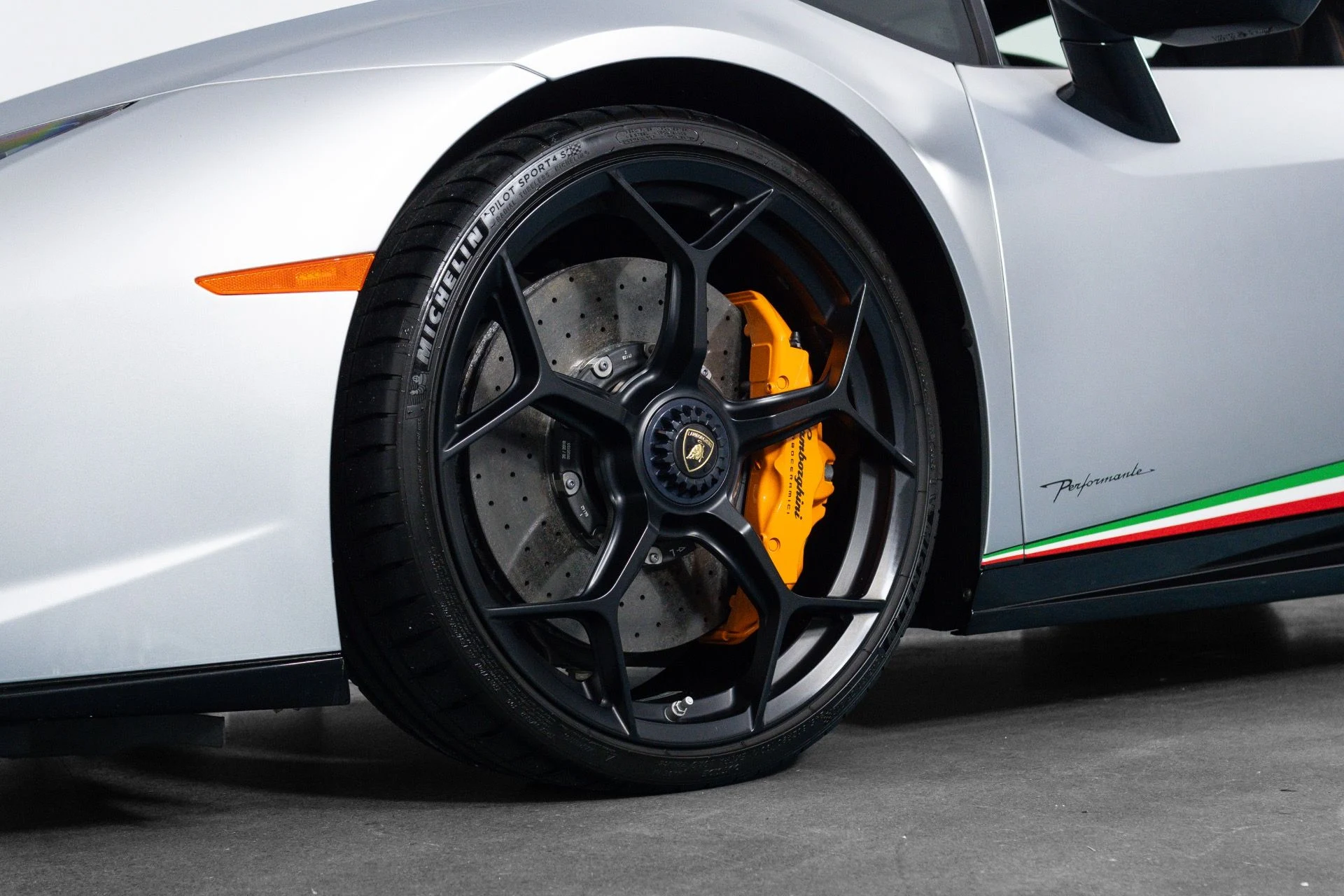 mph031_4258736831_Used_2018_Lamborghini_Huracan_Performante_Spyder_1781732323_b9cd28a501