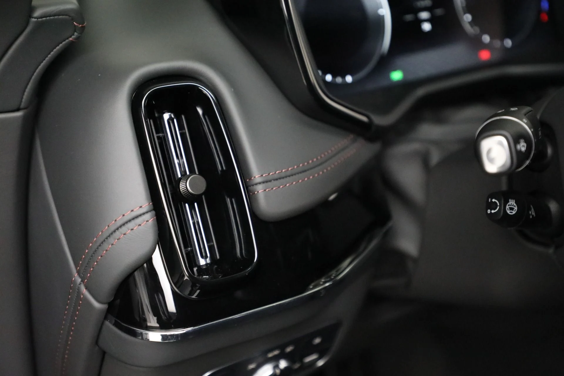 mph031_4259726259_New_2025_Aston_Martin_DBX_707_b887f0abf2