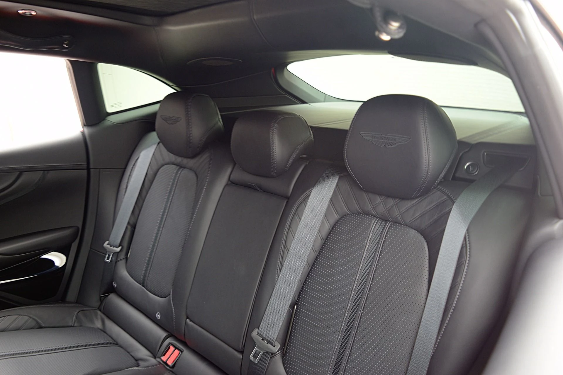 mph031_4271367333_New_2025_Aston_Martin_DBX_707_13a0cd4eff
