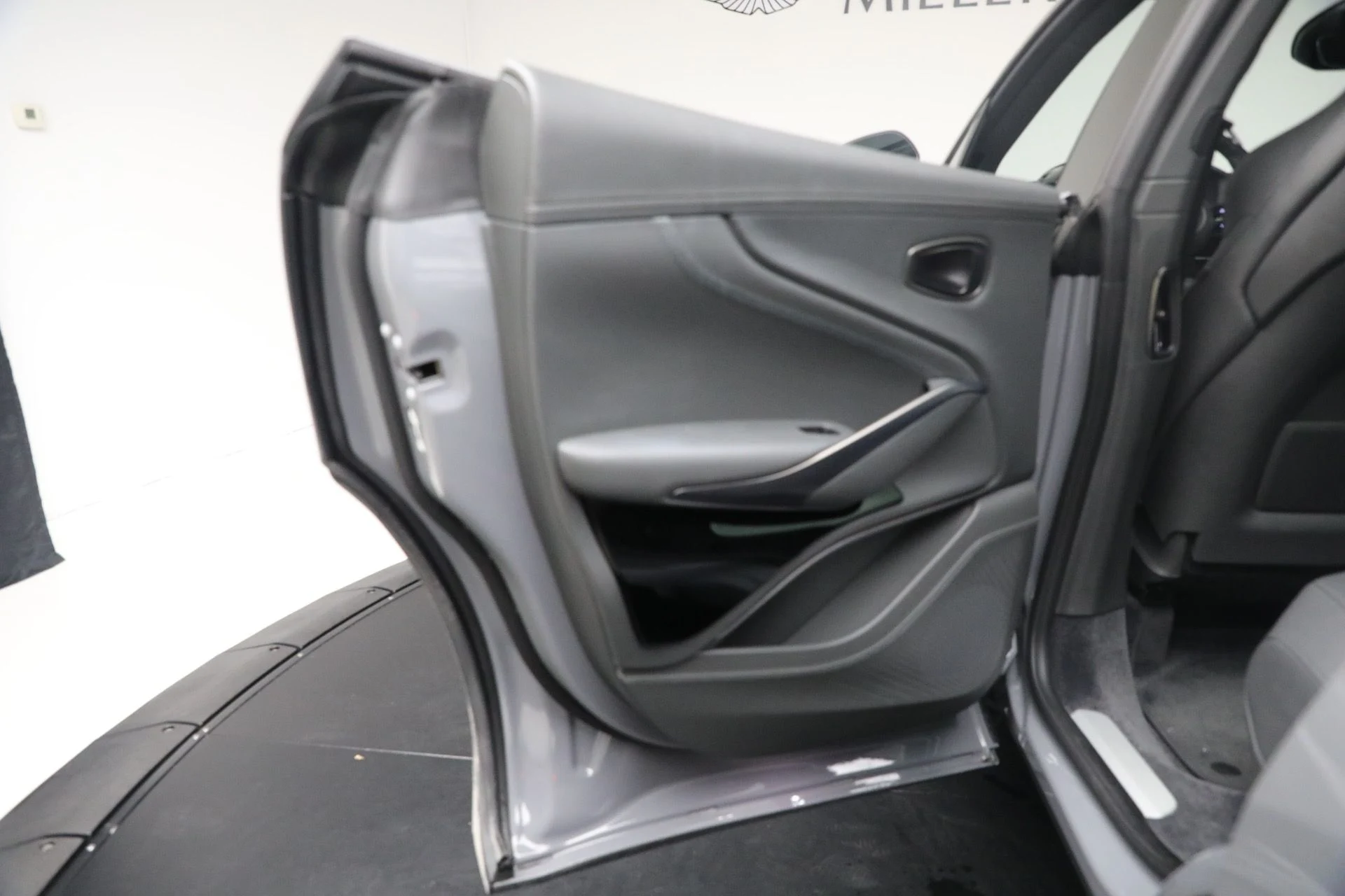 mph031_4273213763_New_2025_Aston_Martin_DBX_707_1762018439_ed0642ebf4