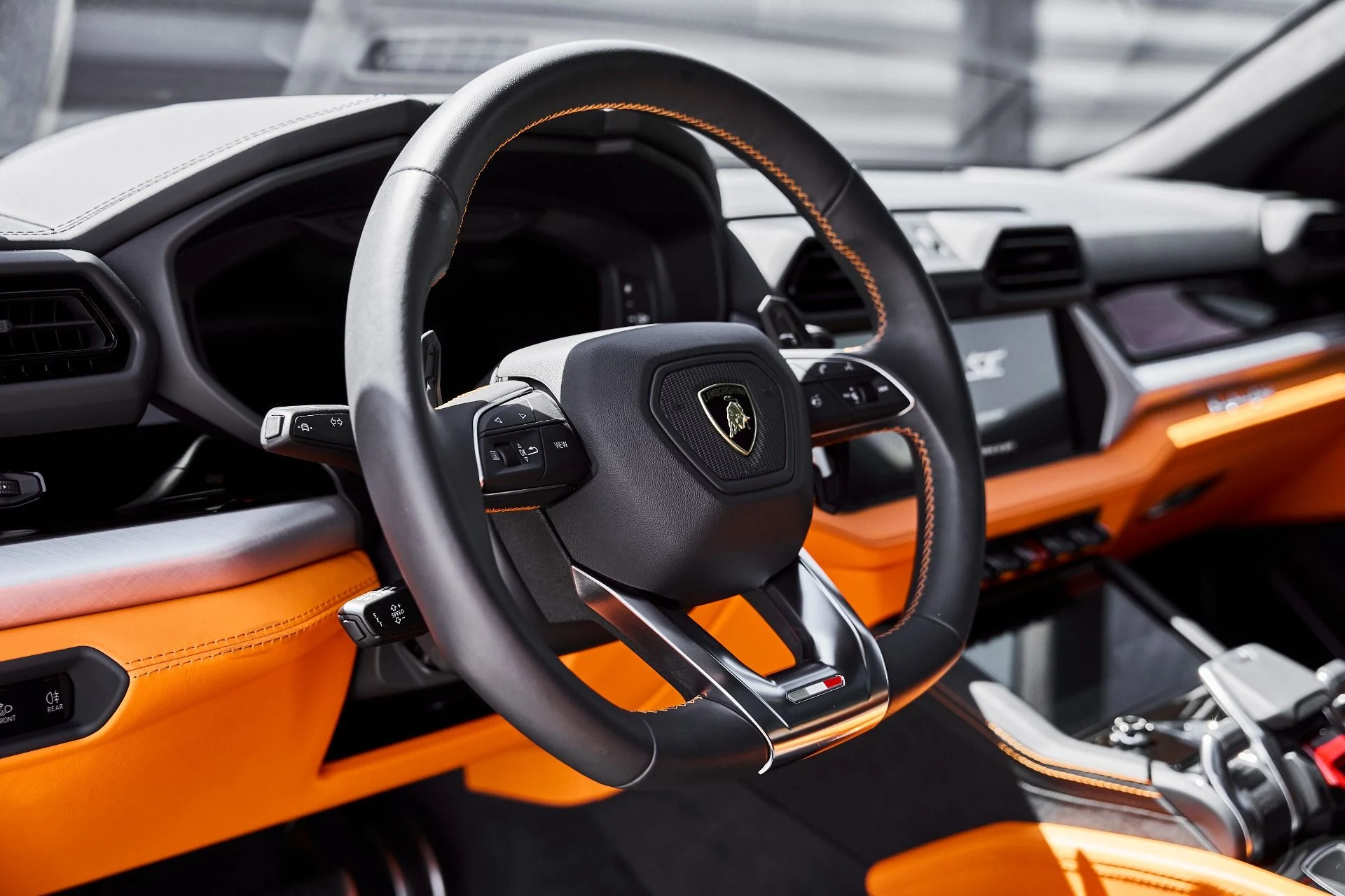 mph031_4279081809_Used_2025_Lamborghini_Urus_SE_1779992013_2b4fec7365
