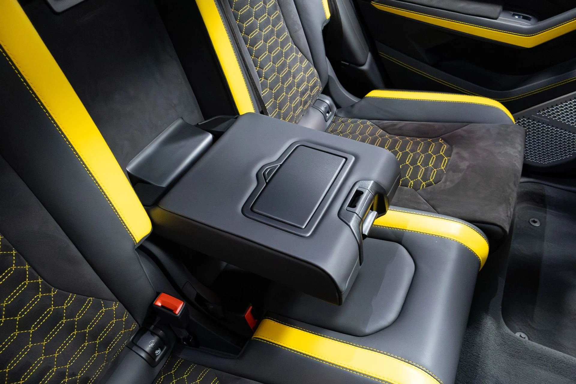 mph031_4285070437_Used_2022_Lamborghini_Urus_Graphite_Capsule_1775757245_b8a8752a8d