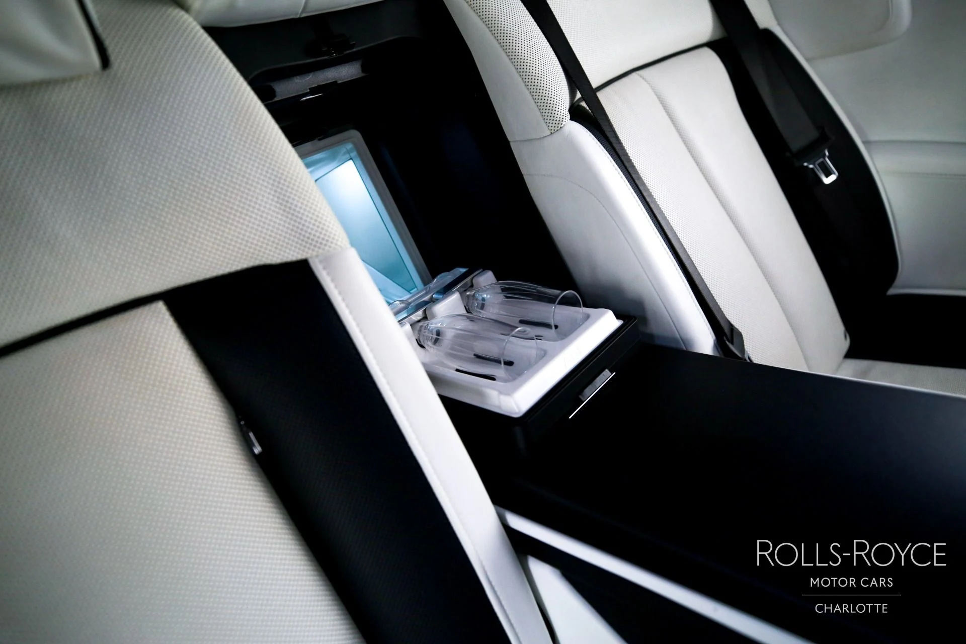 mph031_489675679_Used_2018_Rolls_Royce_Phantom_1776373846_1cab5bc55a